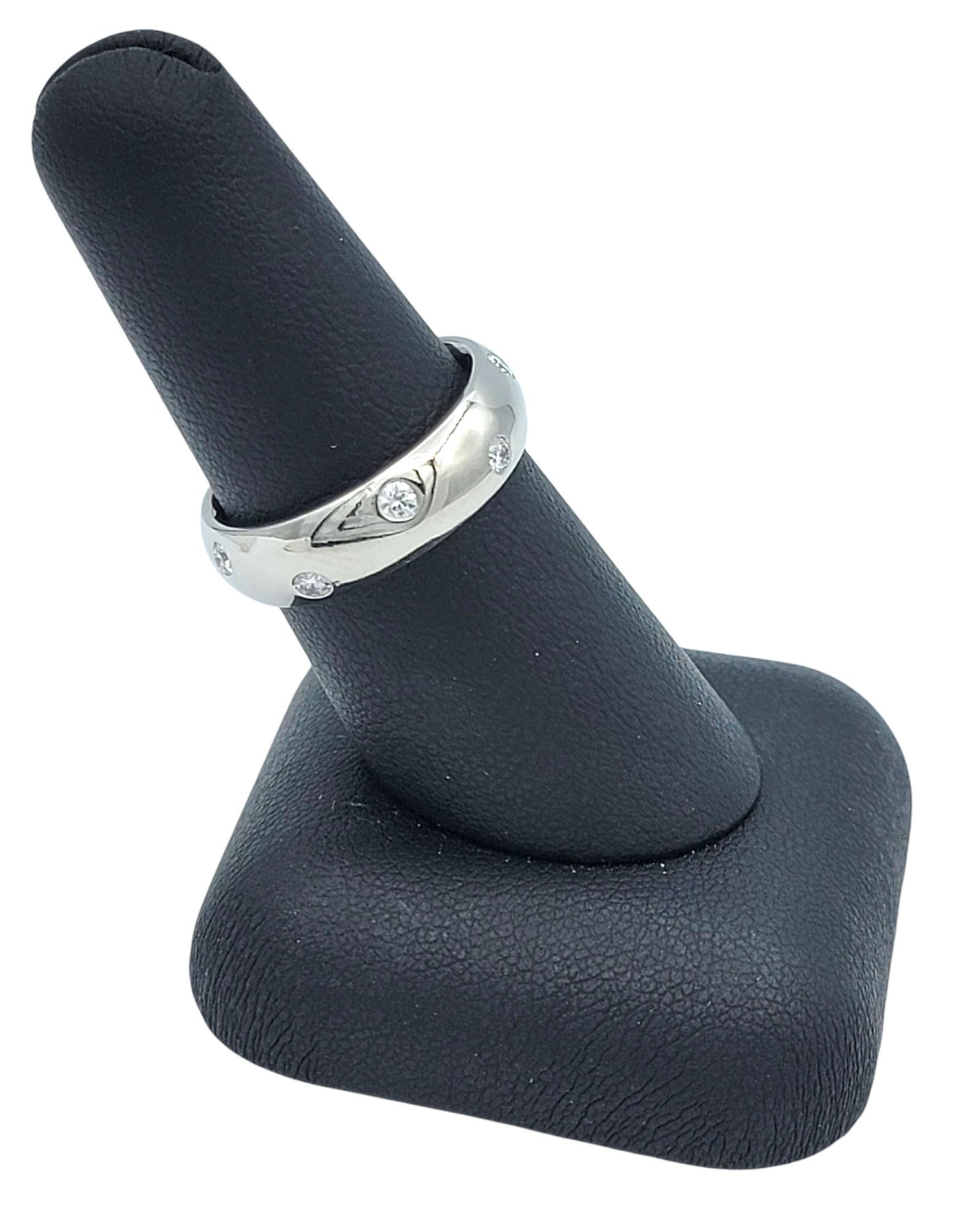 Round Brilliant Diamond Etoile Eternity Band Ring in Polished Platinum im Angebot 4