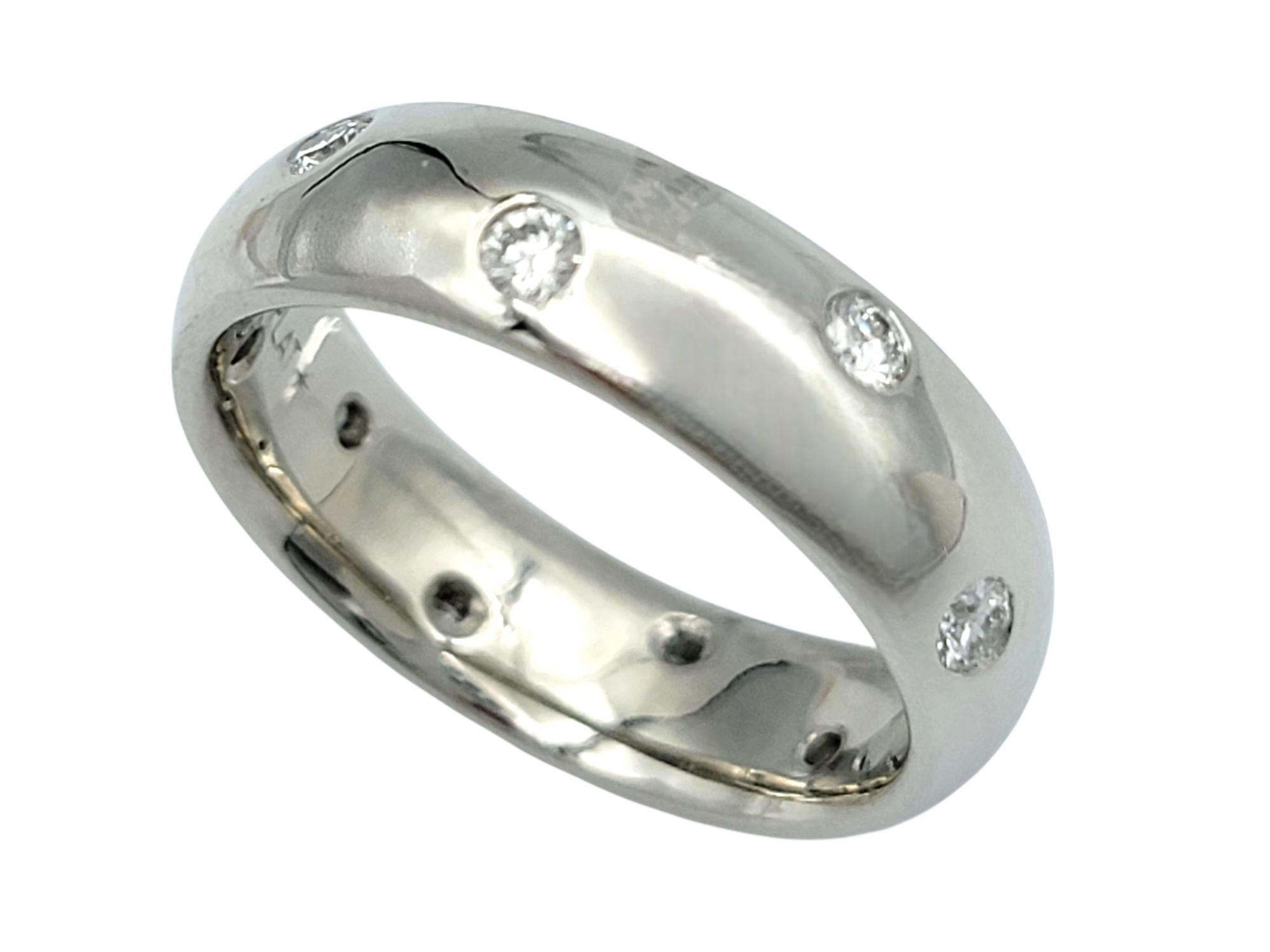 Round Brilliant Diamond Etoile Eternity Band Ring in Polished Platinum (Zeitgenössisch) im Angebot