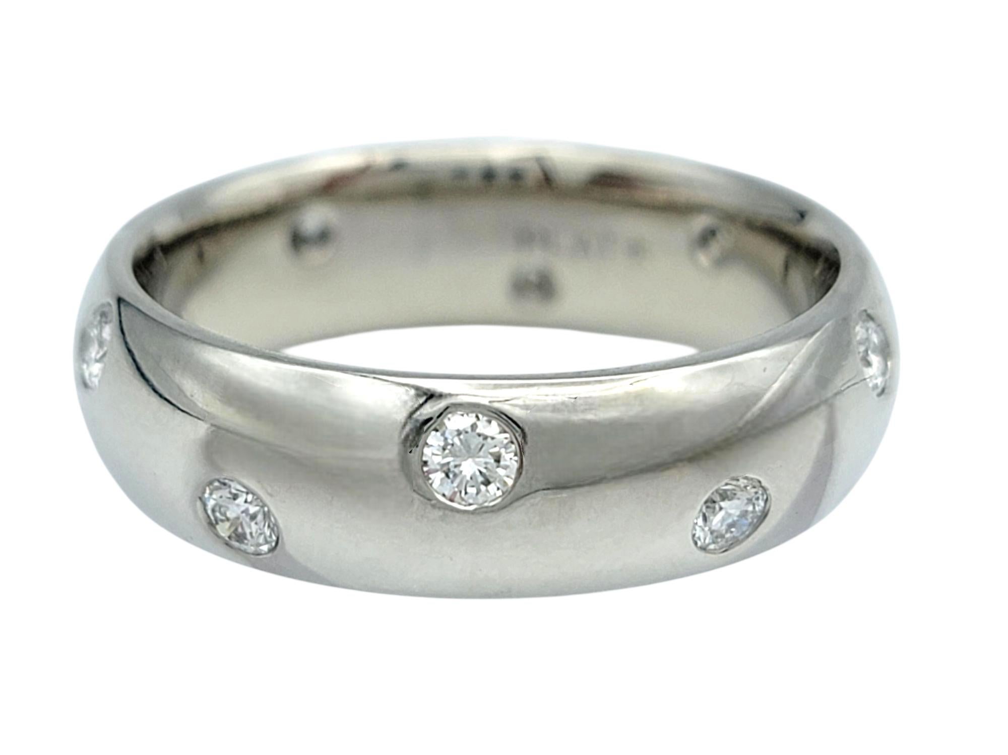 Round Brilliant Diamond Etoile Eternity Band Ring in Polished Platinum (Rundschliff) im Angebot