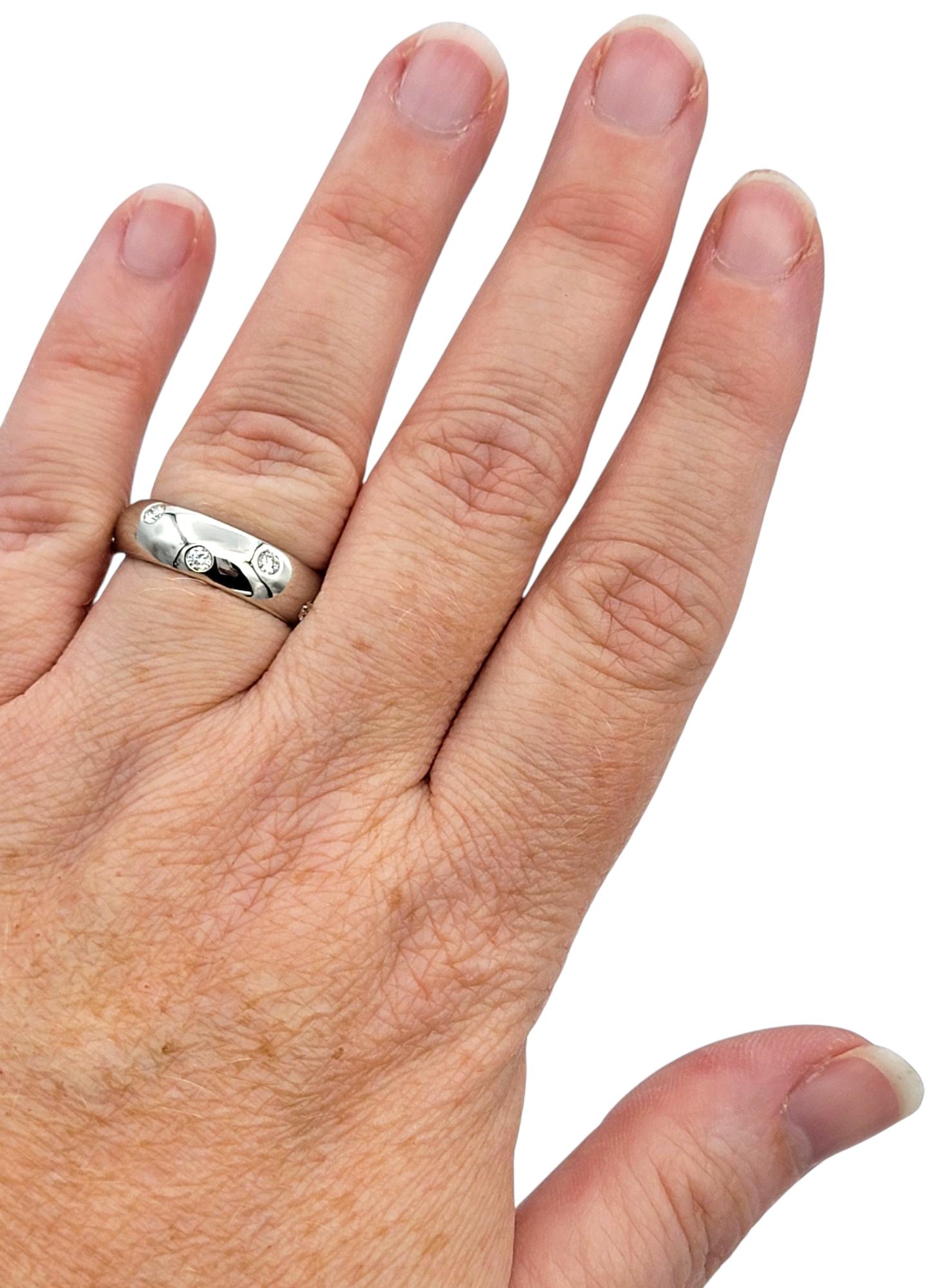 Round Brilliant Diamond Etoile Eternity Band Ring in Polished Platinum im Angebot 1