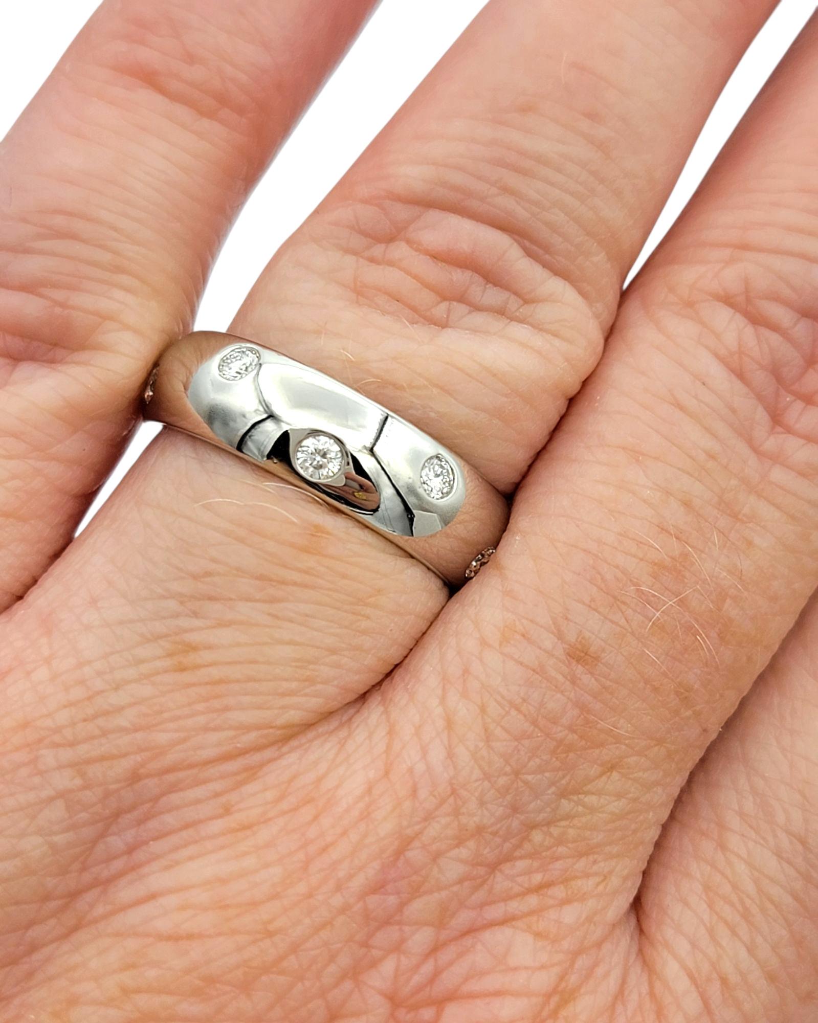 Round Brilliant Diamond Etoile Eternity Band Ring in Polished Platinum im Angebot 2