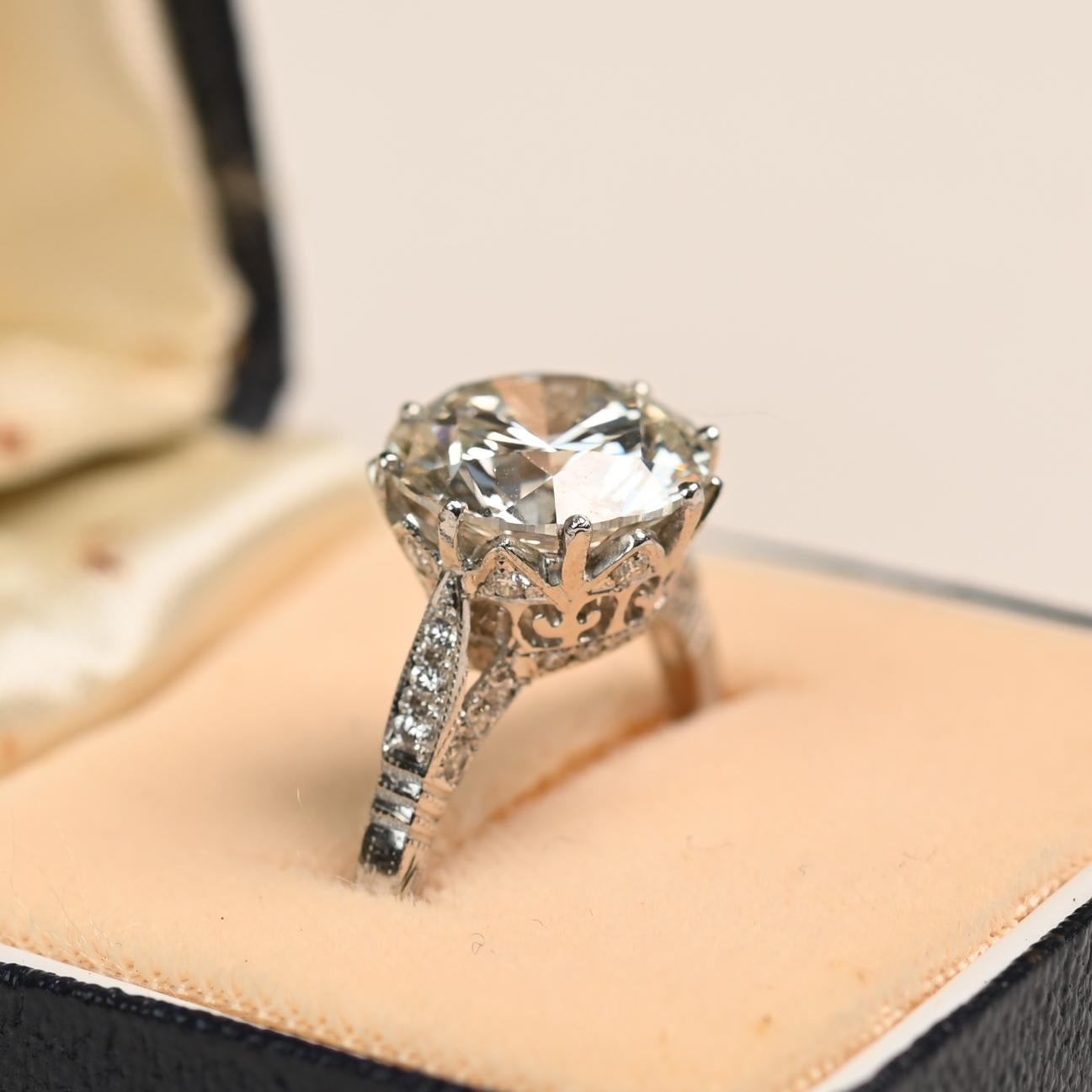 Cette bague exquise met en valeur un diamant certifié GIA d'environ 4,00 carats, de couleur I et de pureté SI1. L'impressionnante pierre centrale est montée dans une monture de style couronne royale, ce qui lui donne de la hauteur et de la prestance
