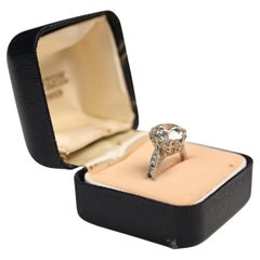 Anello con diamante tondo Brilliante (GIA circa 4,00 carati) a corona in Platino
