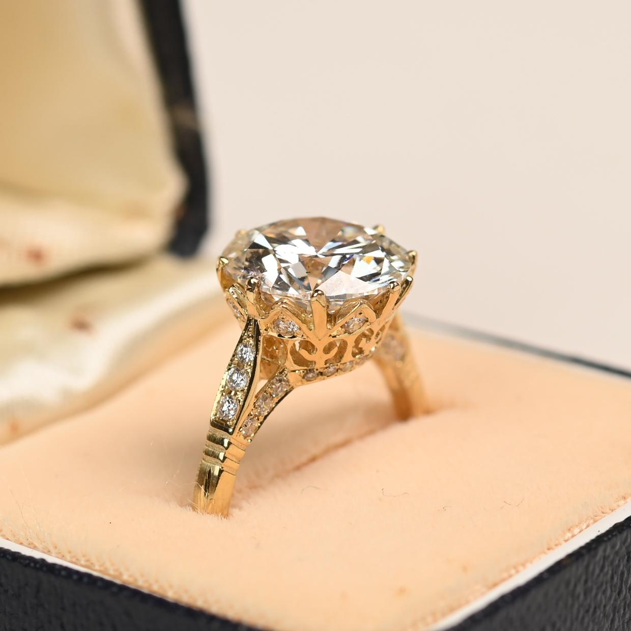 Un magnifico anello con un diamante certificato GIA di circa 4,00 carati, di colore I e purezza SI1. L'imponente pietra centrale è incastonata in un'elegante montatura a corona, impreziosita da intricati dettagli di diamanti e da un raffinato design