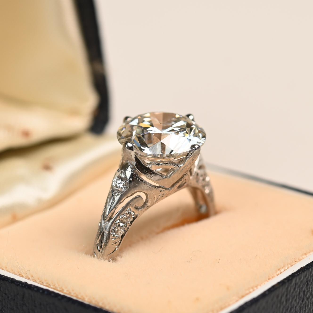 Un magnifico anello con un diamante certificato GIA del peso di circa 4,00 carati. Il diamante è classificato di colore I e purezza SI1, offrendo un bellissimo equilibrio tra brillantezza e dimensioni. È saldamente incastonato al centro e comanda