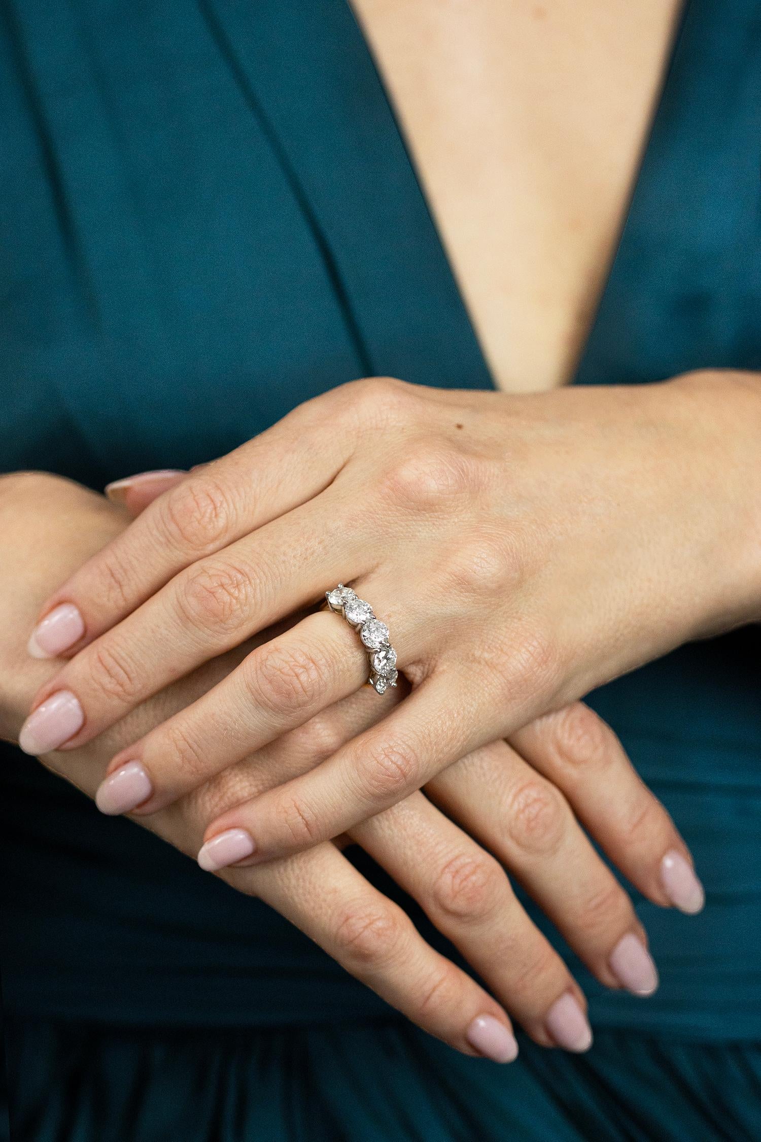 Moderne Roman Malakov, alliance à cinq pierres avec diamants ronds brillants de 3,85 carats au total en vente