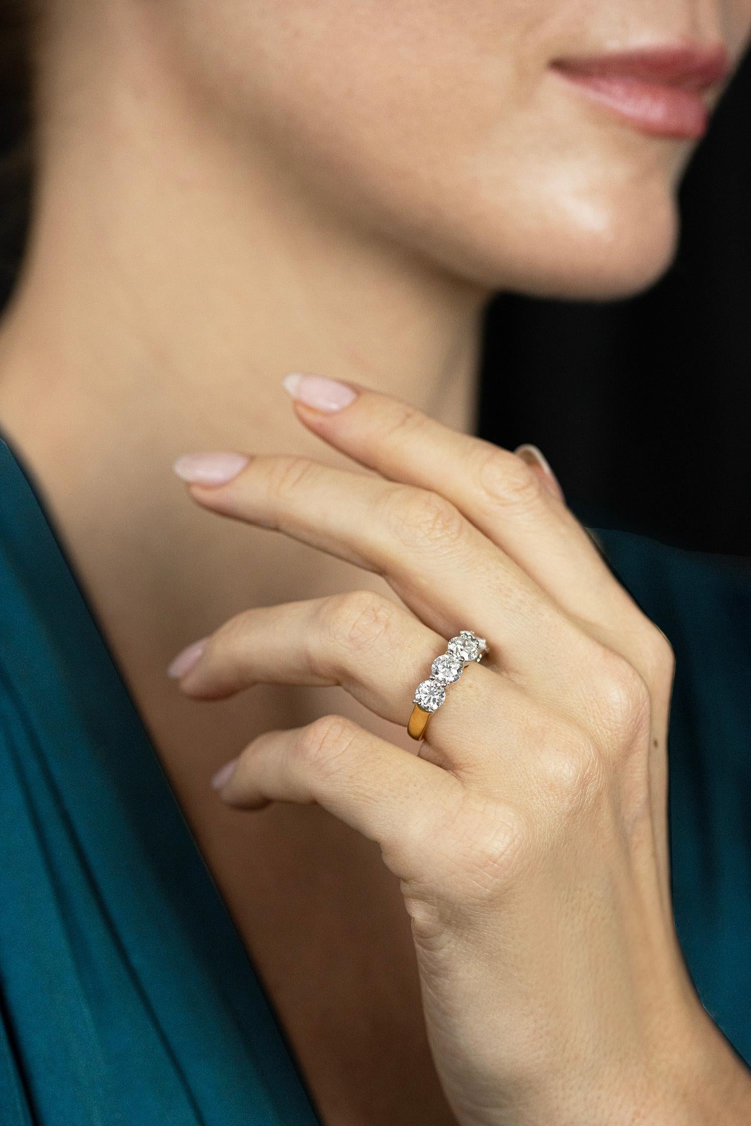 Magnifique alliance composée de cinq diamants ronds de taille brillant pesant au total 3,85 carats, sertis sur une monture à griffes partagées. Fabriqué avec précision en platine et en or jaune 18 carats. La taille est d'environ 6,25 US,