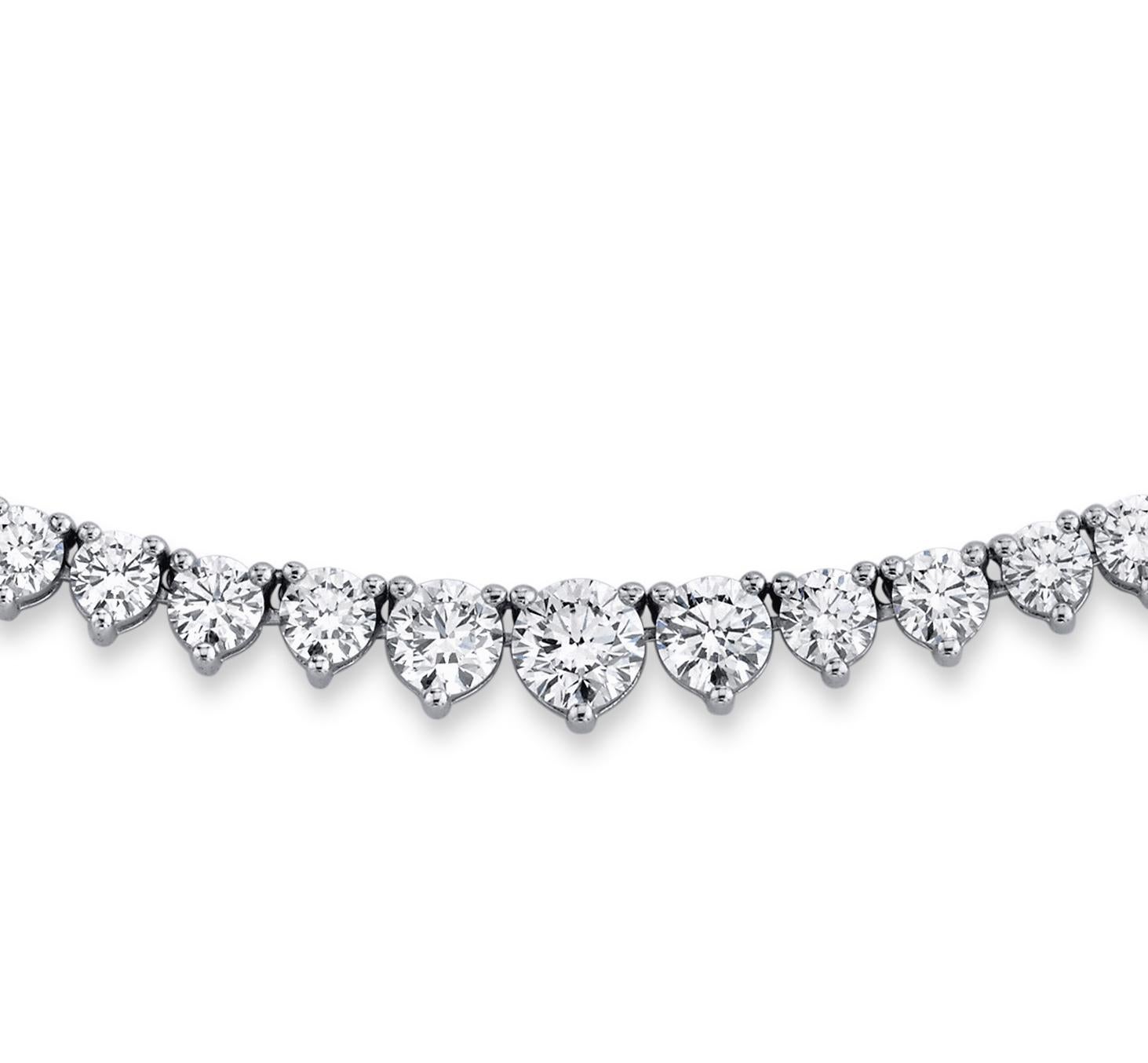 Ce collier Riviera gradué présente 185 diamants ronds de taille brillant dans une monture classique à trois griffes. En son centre se trouve un diamant rond de 0,27 carat, tandis que l'ensemble de la chaîne présente des diamants de couleur G-I et de