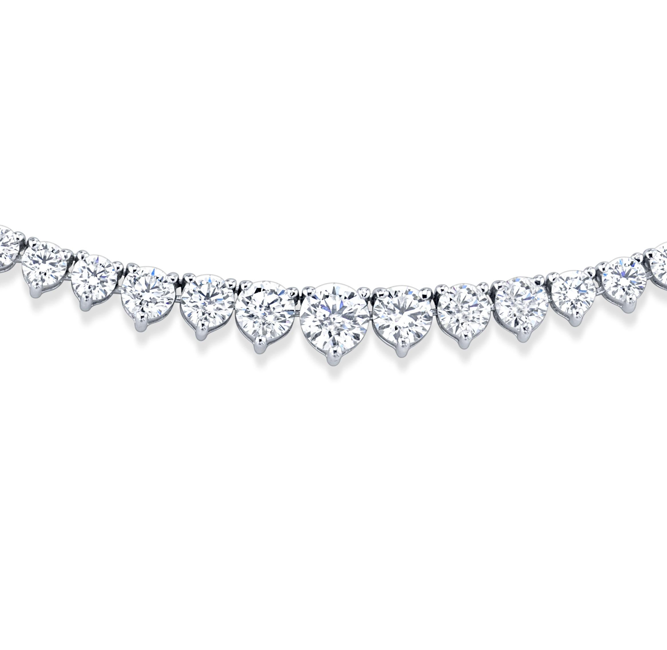 Ce collier Riviera gradué présente 167 diamants ronds de taille brillant dans une monture classique à trois griffes. En son centre se trouve un diamant rond de 0,53 carat, tandis que l'ensemble de la chaîne présente des diamants de couleur G-H et de