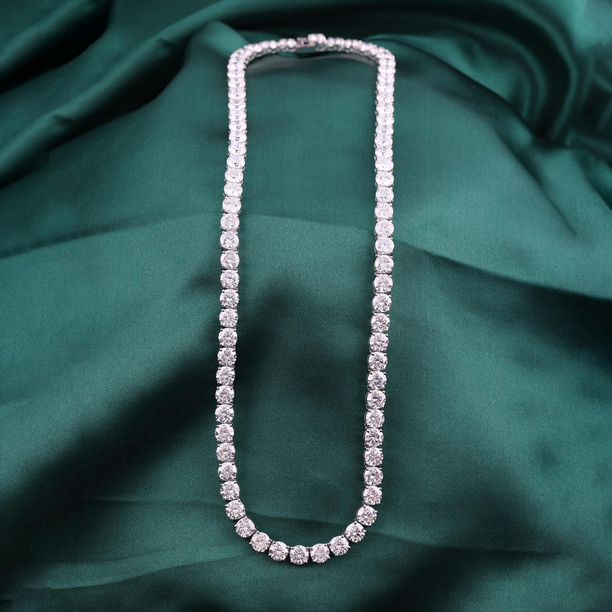 Runder Brillant Diamant abgestufte Tennis Halskette 18 Karat Weißgold Schmuck im Zustand „Neu“ im Angebot in Diera, Dubai
