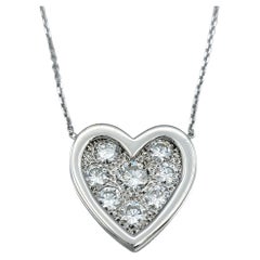 Collana con ciondolo a forma di cuore con diamante brillante rotondo in oro bianco, E-F / VS1