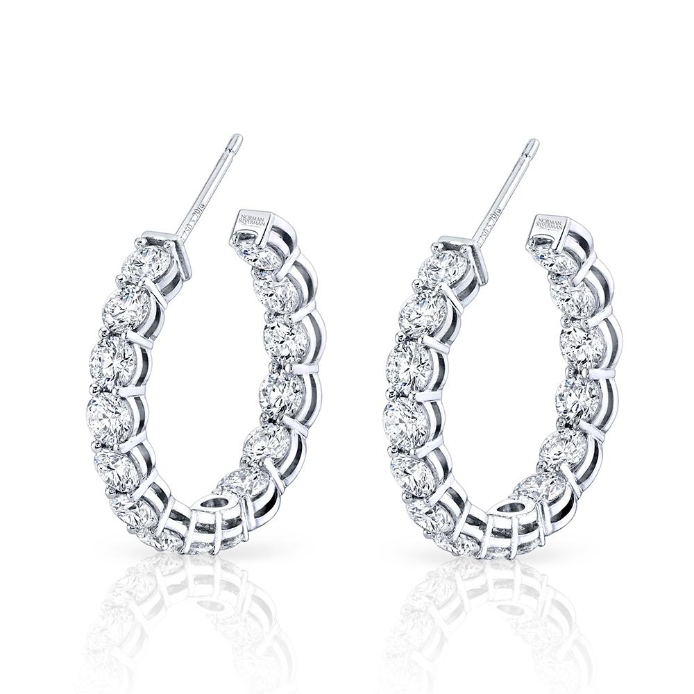 Diese nach innen gebogenen Ohrringe bestehen aus 5,60 Karat runden Brillanten - insgesamt 30 Steine - und sind in 18 Karat Weißgold gefasst. Jeder Diamant mit dem Farbgrad H-I und der Reinheit VS-SI wird in den USA von Hand gefasst und gefertigt, um