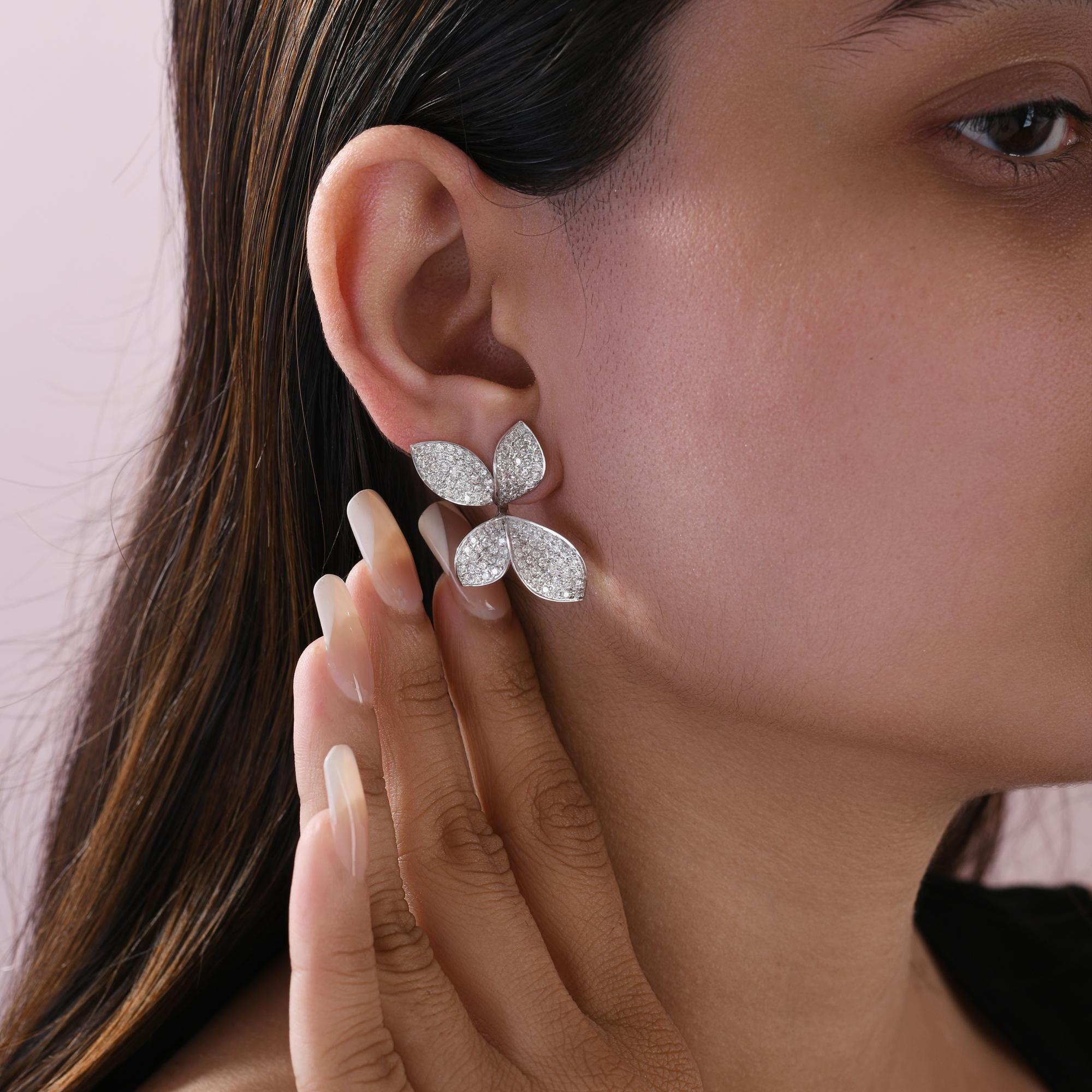 Runder Brillant-Diamant-Blatt-Cluster-Ohrstecker 18k Weißgold Feine Juwelen
Umarmen Sie zeitlose Eleganz mit unseren natürlichen Diamant-Ohrsteckern aus massivem 18-karätigem Gold - die perfekte Mischung aus Raffinesse, Reinheit und