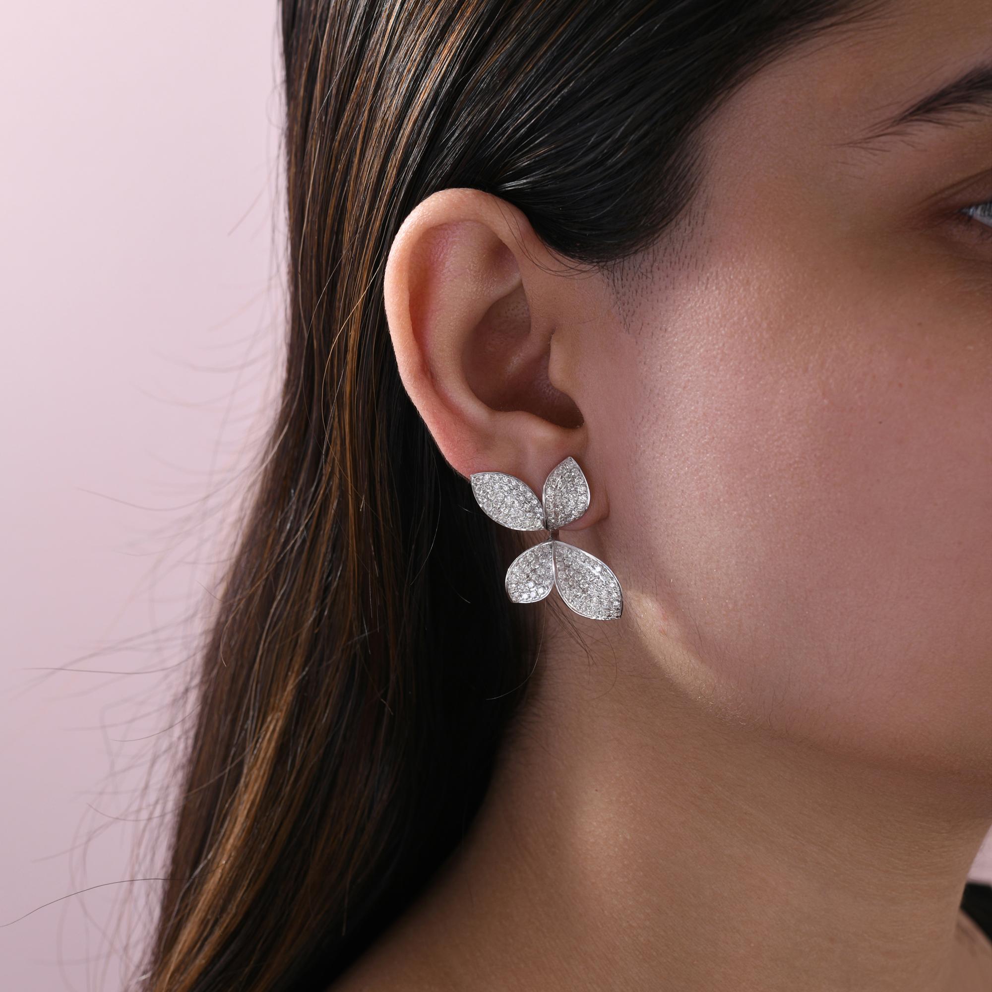 Runder Brillant-Diamant-Blatt-Cluster-Ohrstecker 18k Weißgold Feine Juwelen im Zustand „Neu“ im Angebot in Diera, Dubai