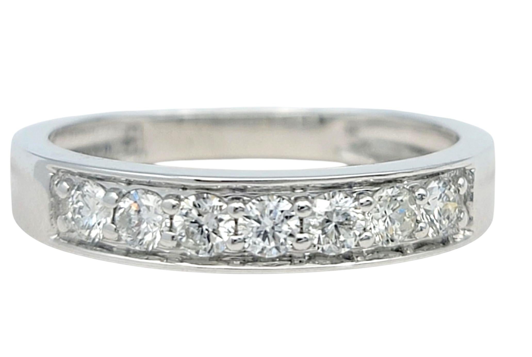 Intemporelle et raffinée, cette alliance en diamant présente un équilibre parfait entre brillance et simplicité. Le bracelet présente une rangée continue de diamants de taille ronde qui scintillent magnifiquement sur la face avant, reflétant la