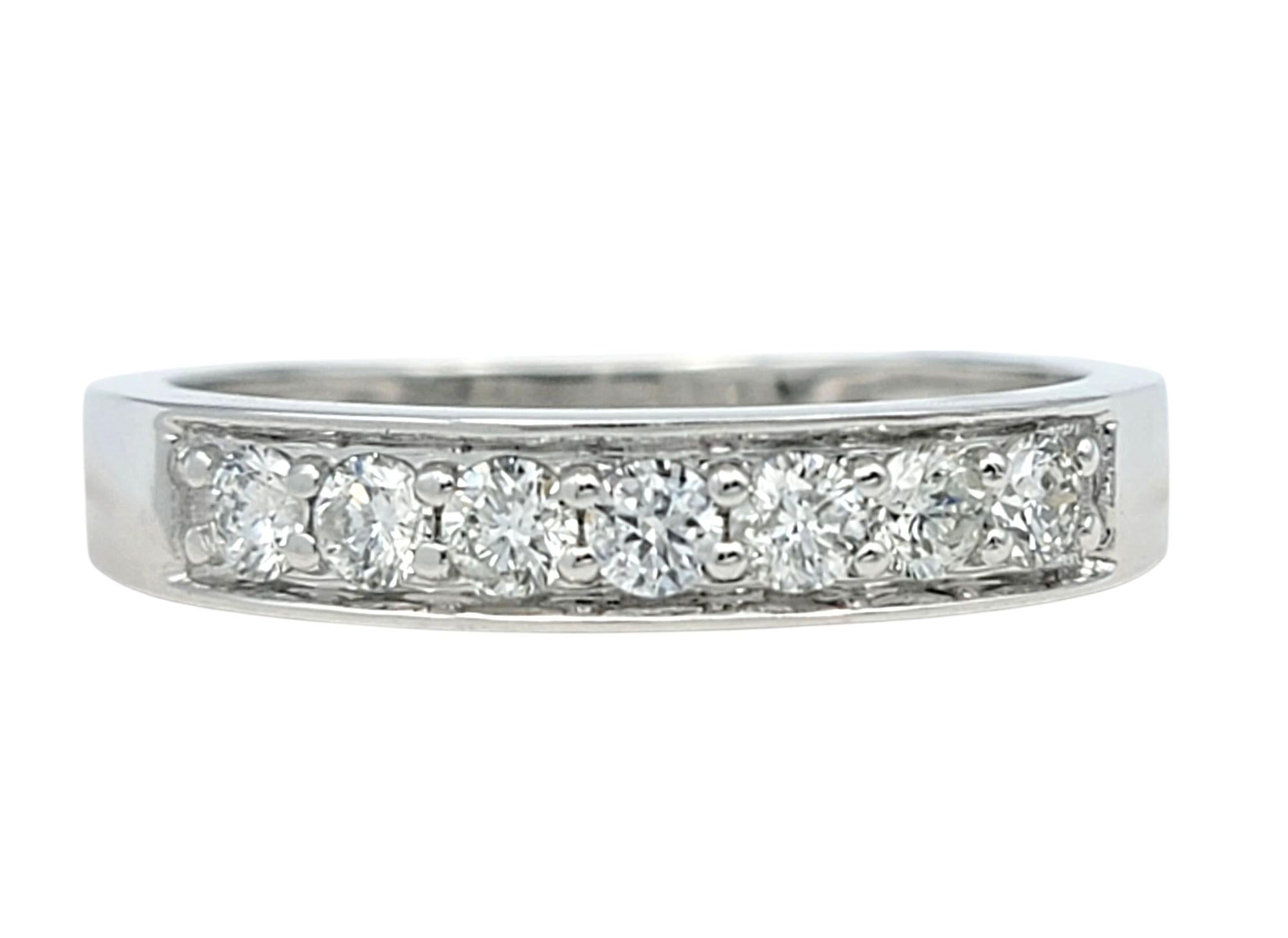 Contemporain Bague semi-éternelle en or blanc 14 carats avec diamants ronds et brillants en vente