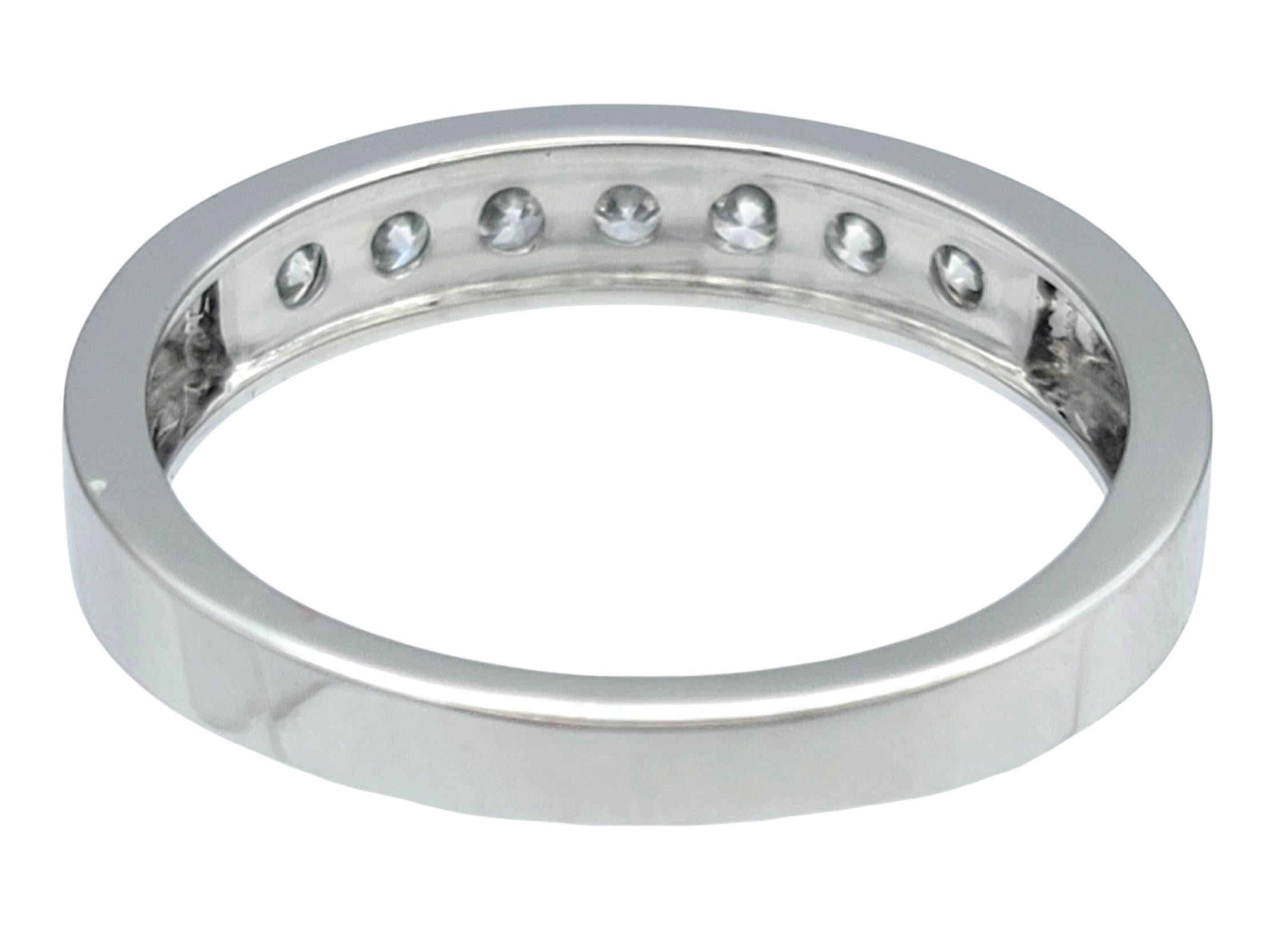 Taille ronde Bague semi-éternelle en or blanc 14 carats avec diamants ronds et brillants en vente