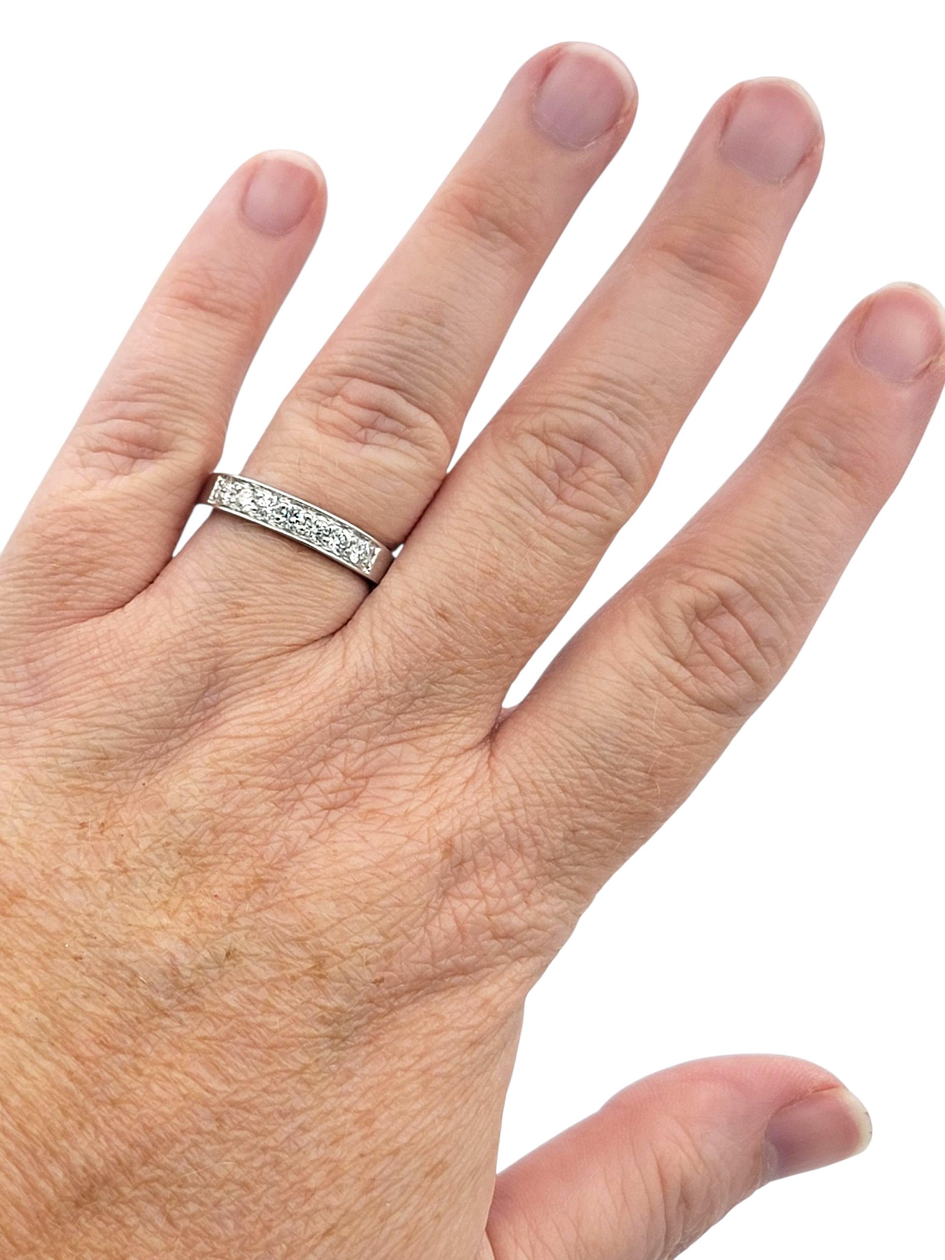 Bague semi-éternelle en or blanc 14 carats avec diamants ronds et brillants Pour femmes en vente