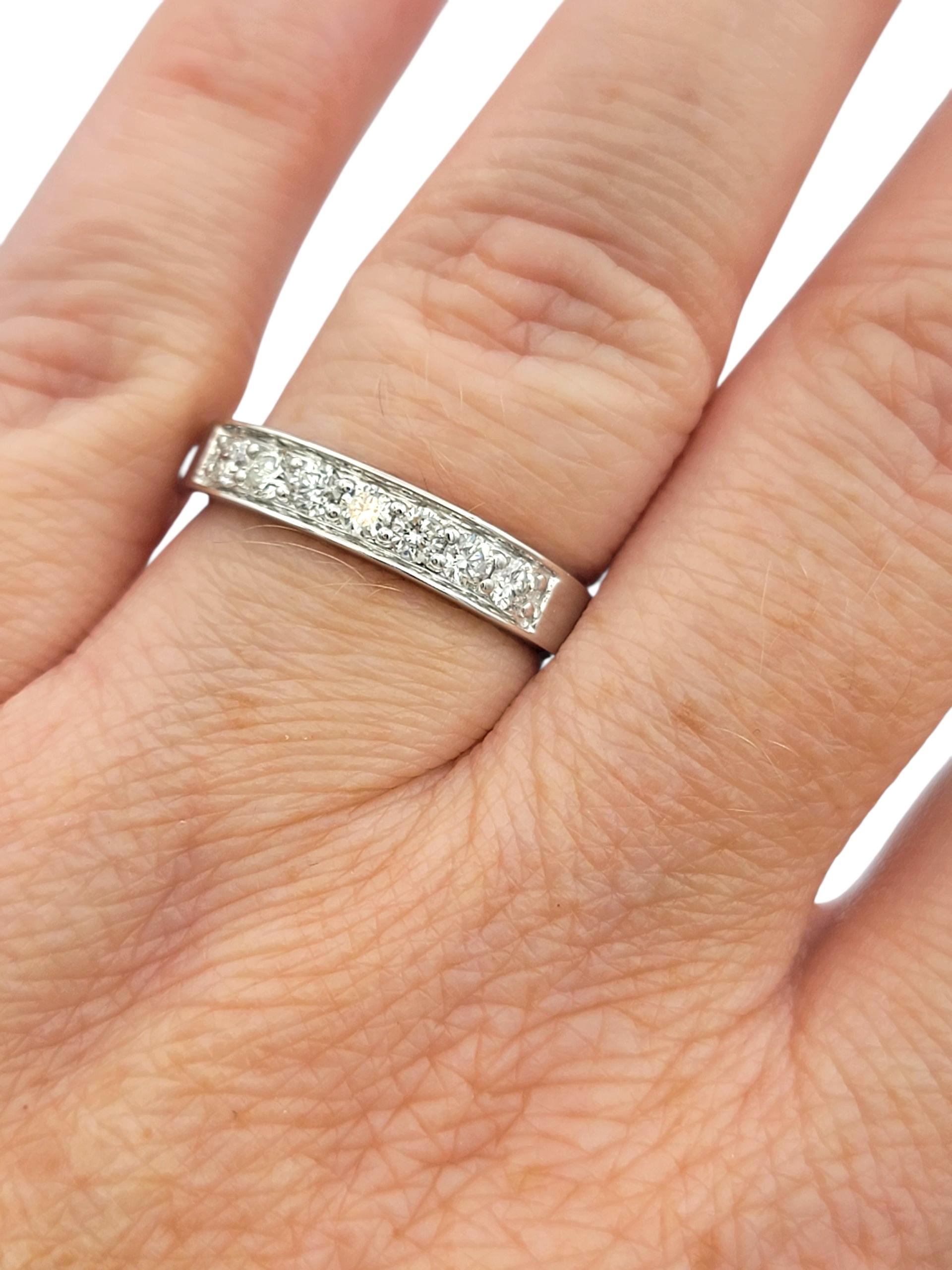 Bague semi-éternelle en or blanc 14 carats avec diamants ronds et brillants en vente 1