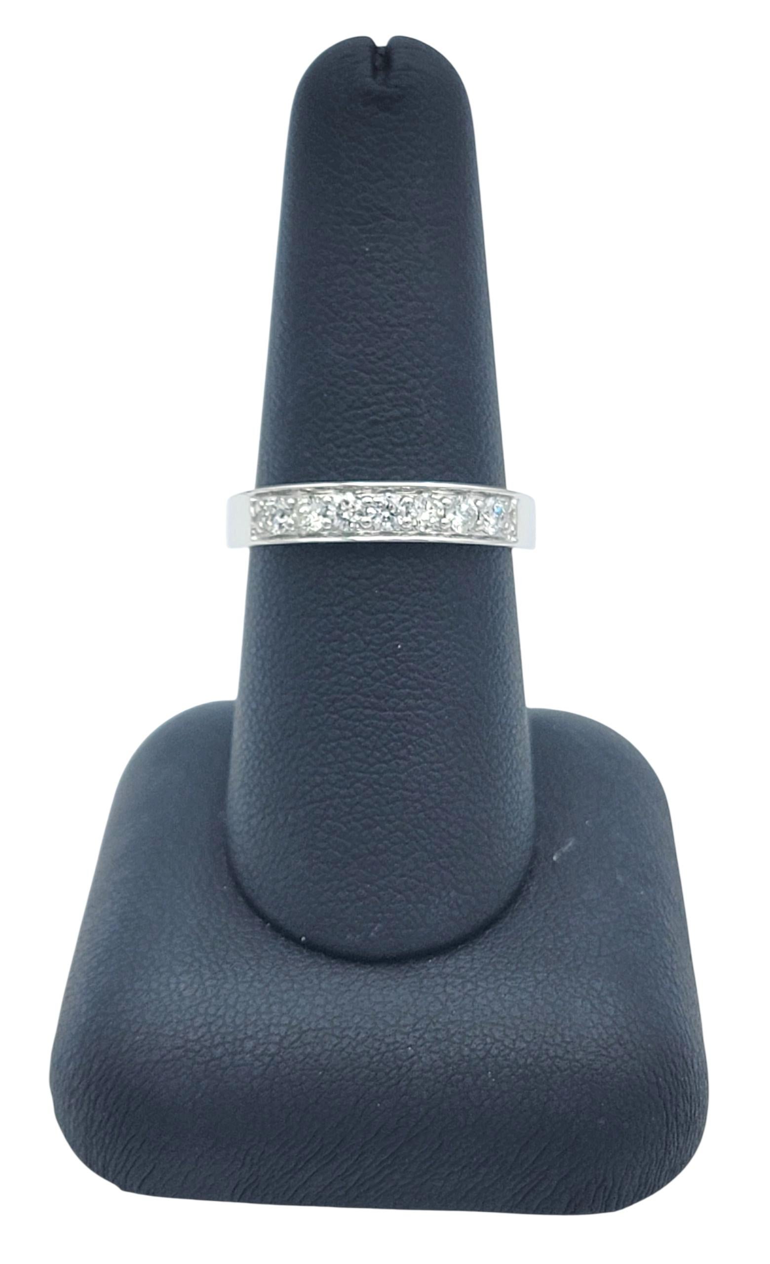 Bague semi-éternelle en or blanc 14 carats avec diamants ronds et brillants en vente 2