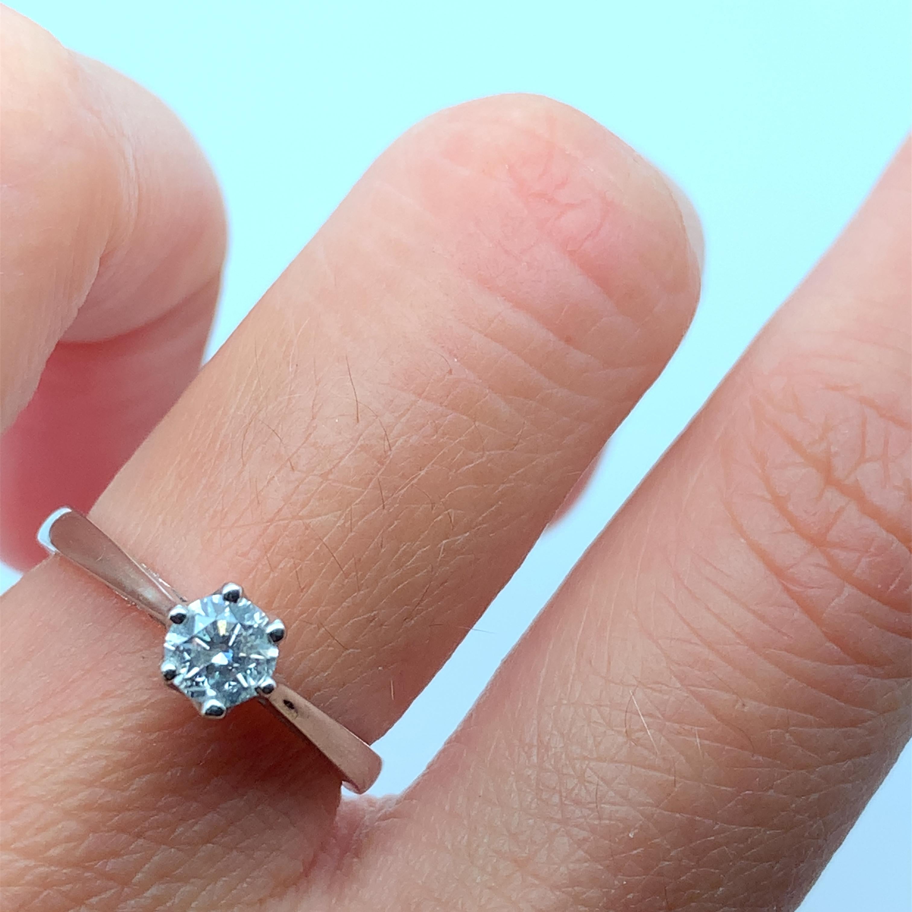 
0,25ct Diamantring 18k Weißgold Schöner Verlobungsring.

Gesamtgewicht der Diamanten 0,25ct.

Diamant F Farbe VS1 Klarheit.

Der Ring kann in der Größe verändert werden.

Gepunzt.

Größe K1/2
Handgefertigt in London 
Inklusive Box und
