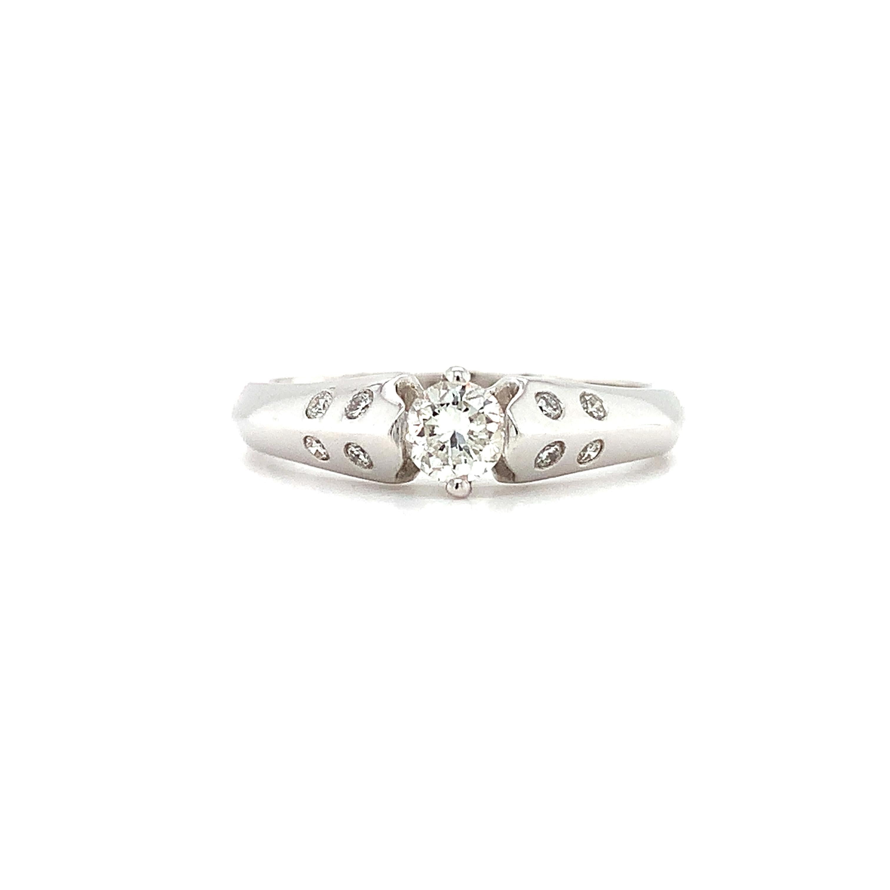 Women's Round brilliant diamond solitaire engagement ring 18k white gold For Sale