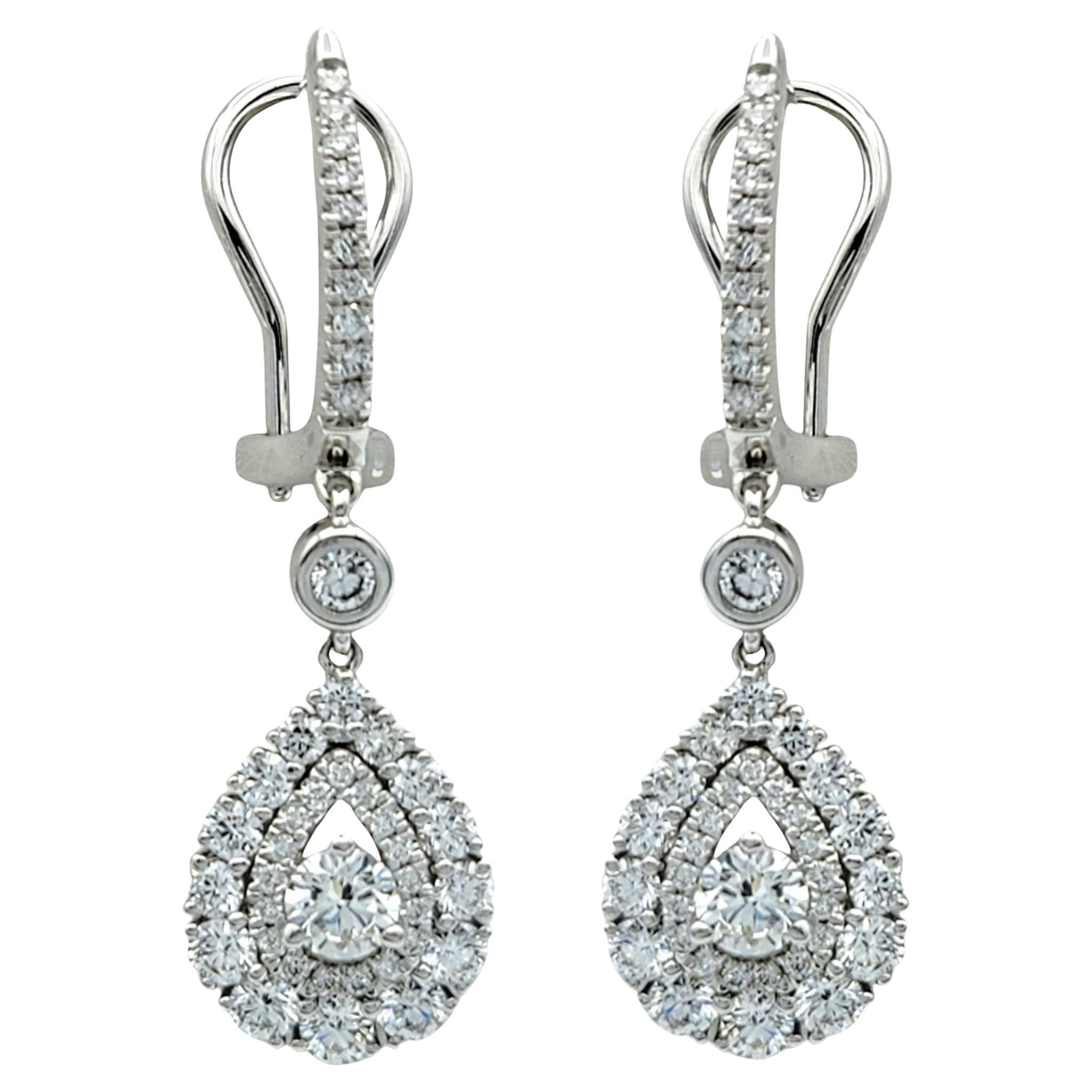 Orecchini con diamanti tondi e brillanti a goccia Omega Back in oro 14 carati in vendita