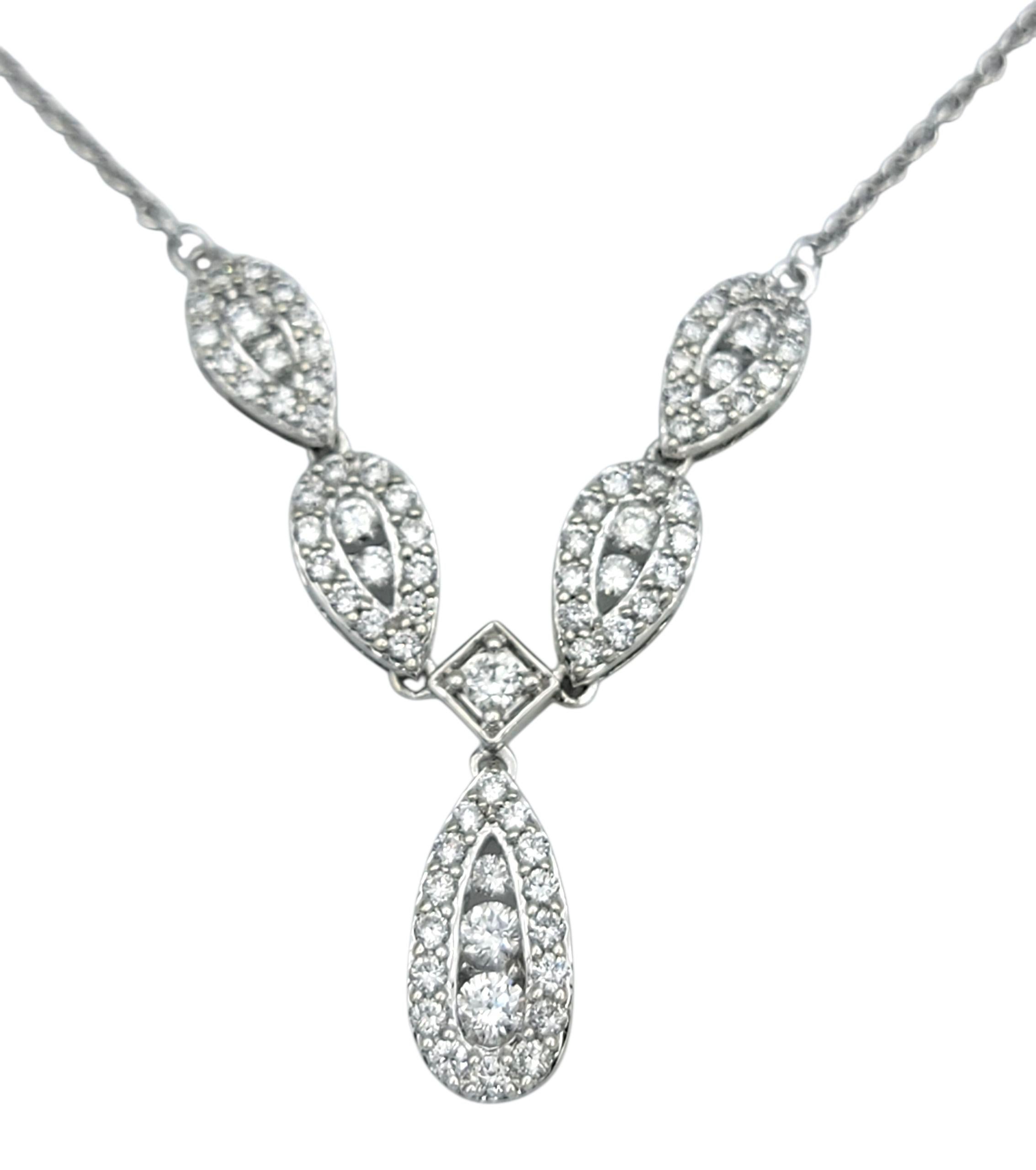 Questa elegante collana di diamanti dona un movimento aggraziato a una silhouette classica. Realizzato in oro bianco 14 carati, presenta uno scenografico centrotavola penzolante a forma di goccia, impreziosito da una serie di scintillanti diamanti