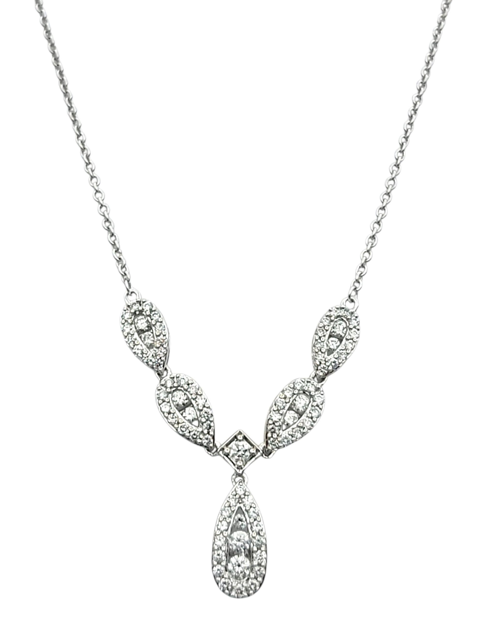 Taglio rotondo Collana a goccia con diamanti tondi e brillanti in oro bianco lucido 14 carati in vendita