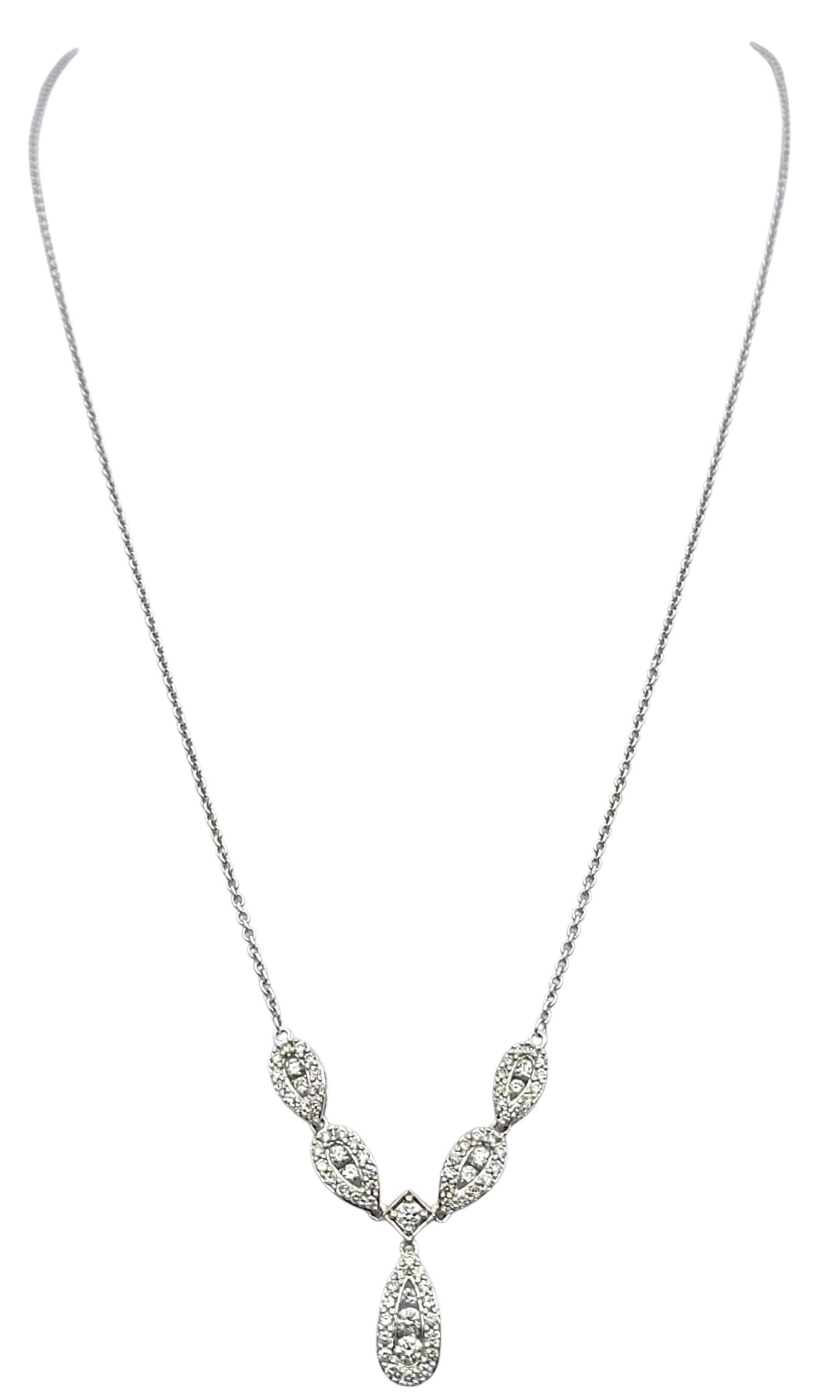Collana a goccia con diamanti tondi e brillanti in oro bianco lucido 14 carati In condizioni buone in vendita a Scottsdale, AZ