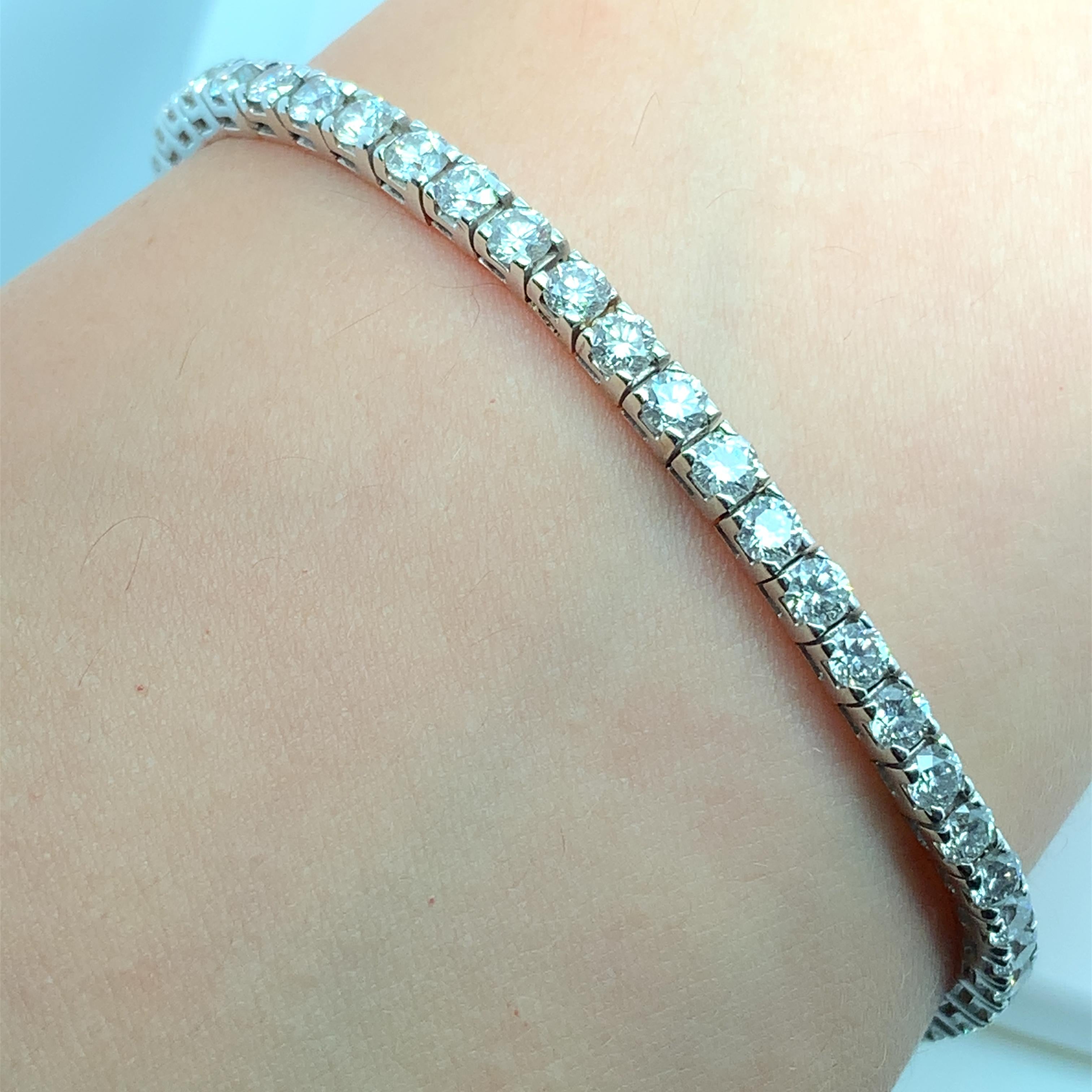 Añade un toque de elegancia a tu atuendo con esta impresionante pulsera de tenis de diamantes brillantes redondos de 7,90 ct. Fabricada en oro blanco de 18 quilates, esta preciosa pulsera presenta un engaste biselado que complementa a la perfección