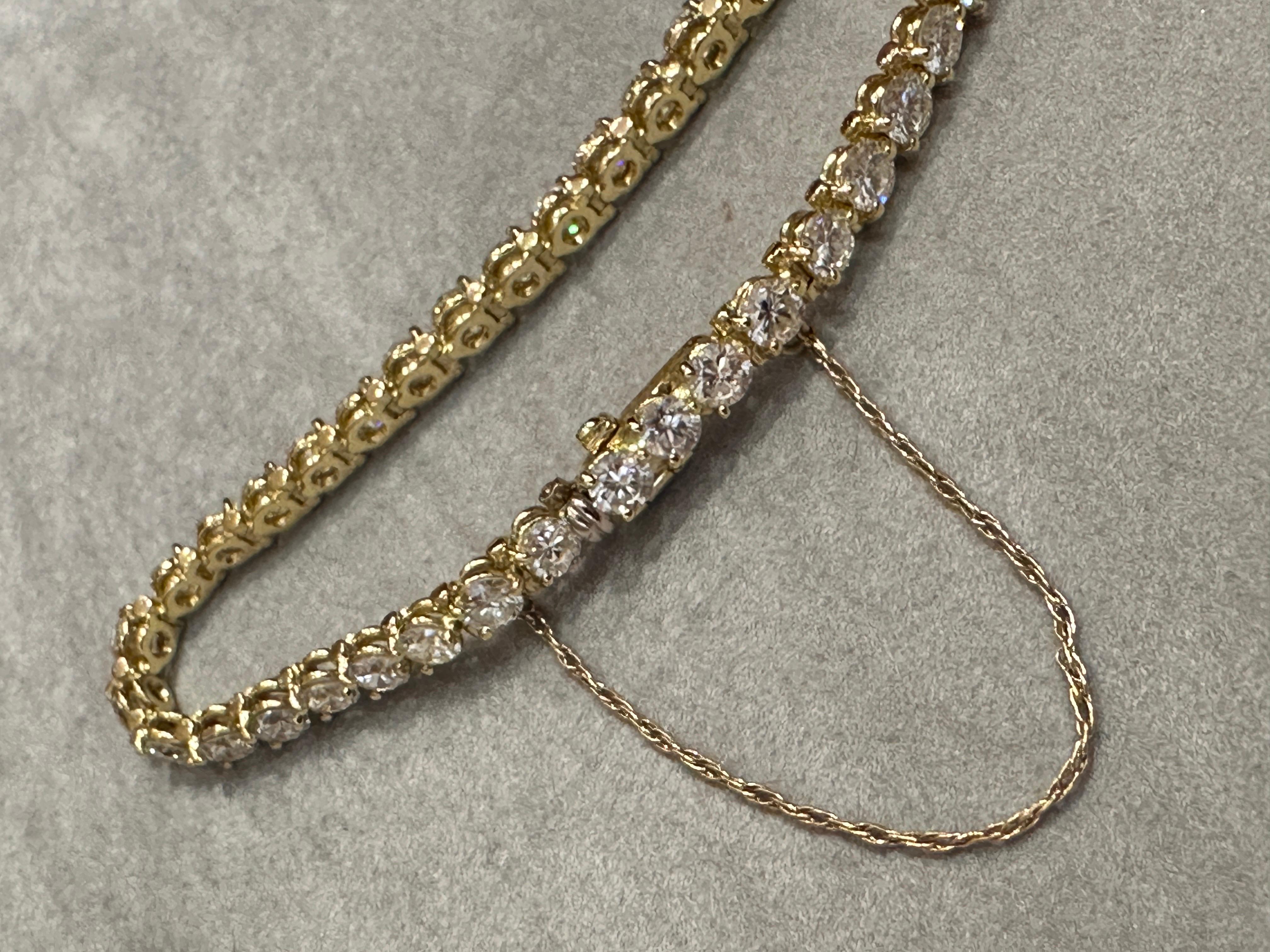 Bracelet tennis en or jaune 18 carats avec diamants ronds brillants de 9,00 carats au total Excellent état - En vente à La Jolla, CA