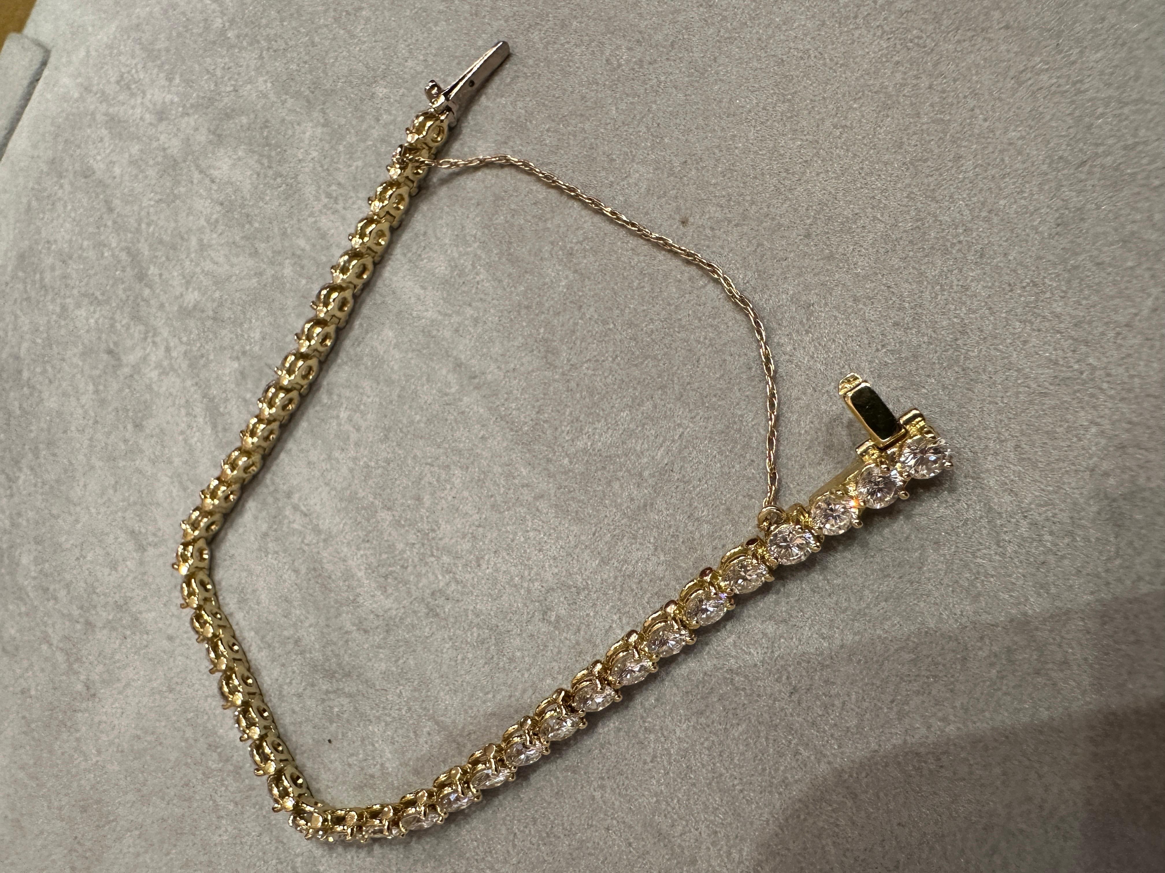 Rundes Brillant-Diamant-Tennisarmband 9,00 Karat Gesamt in 18k Gelbgold Damen im Angebot