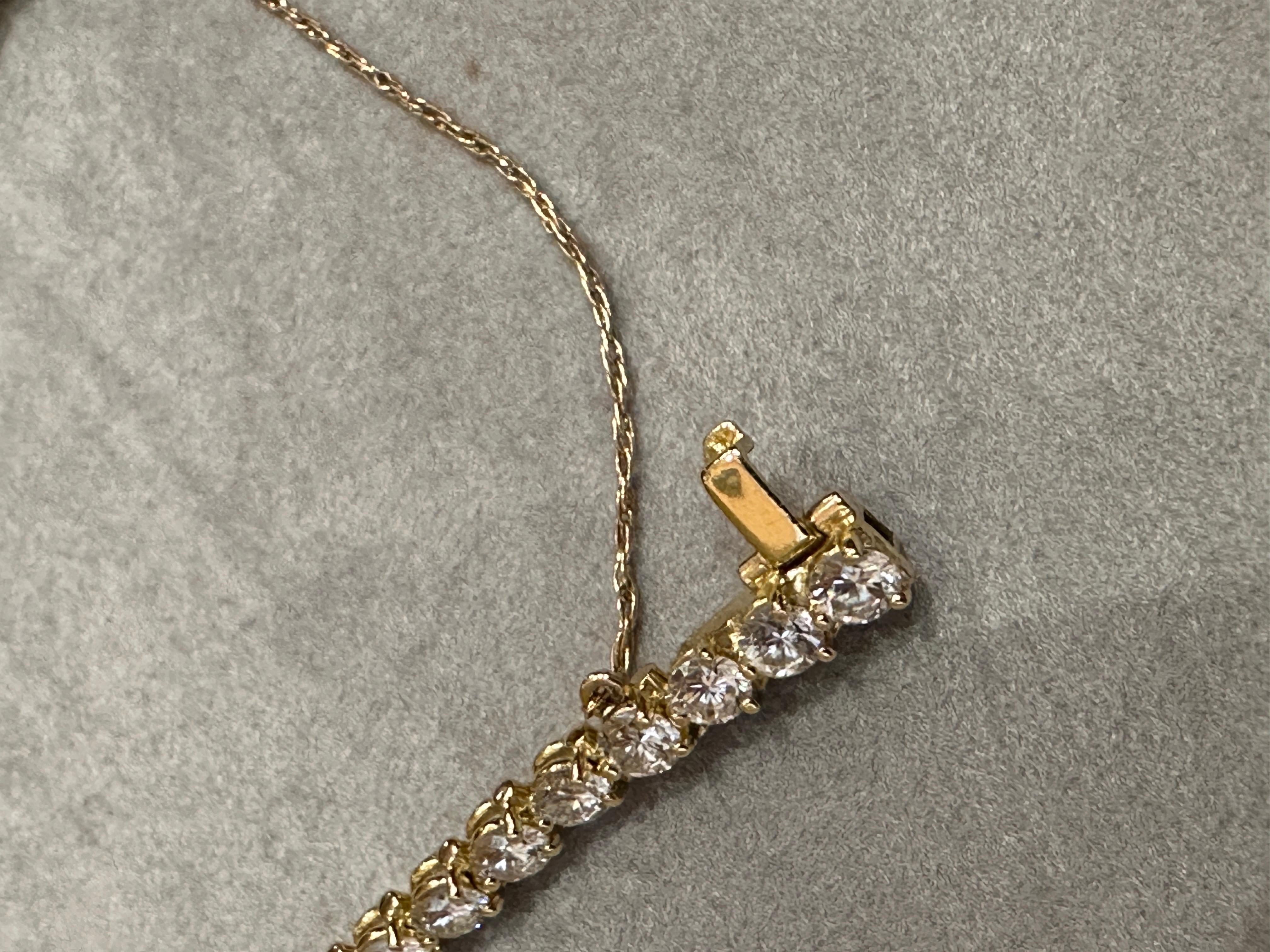 Bracelet tennis en or jaune 18 carats avec diamants ronds brillants de 9,00 carats au total en vente 1