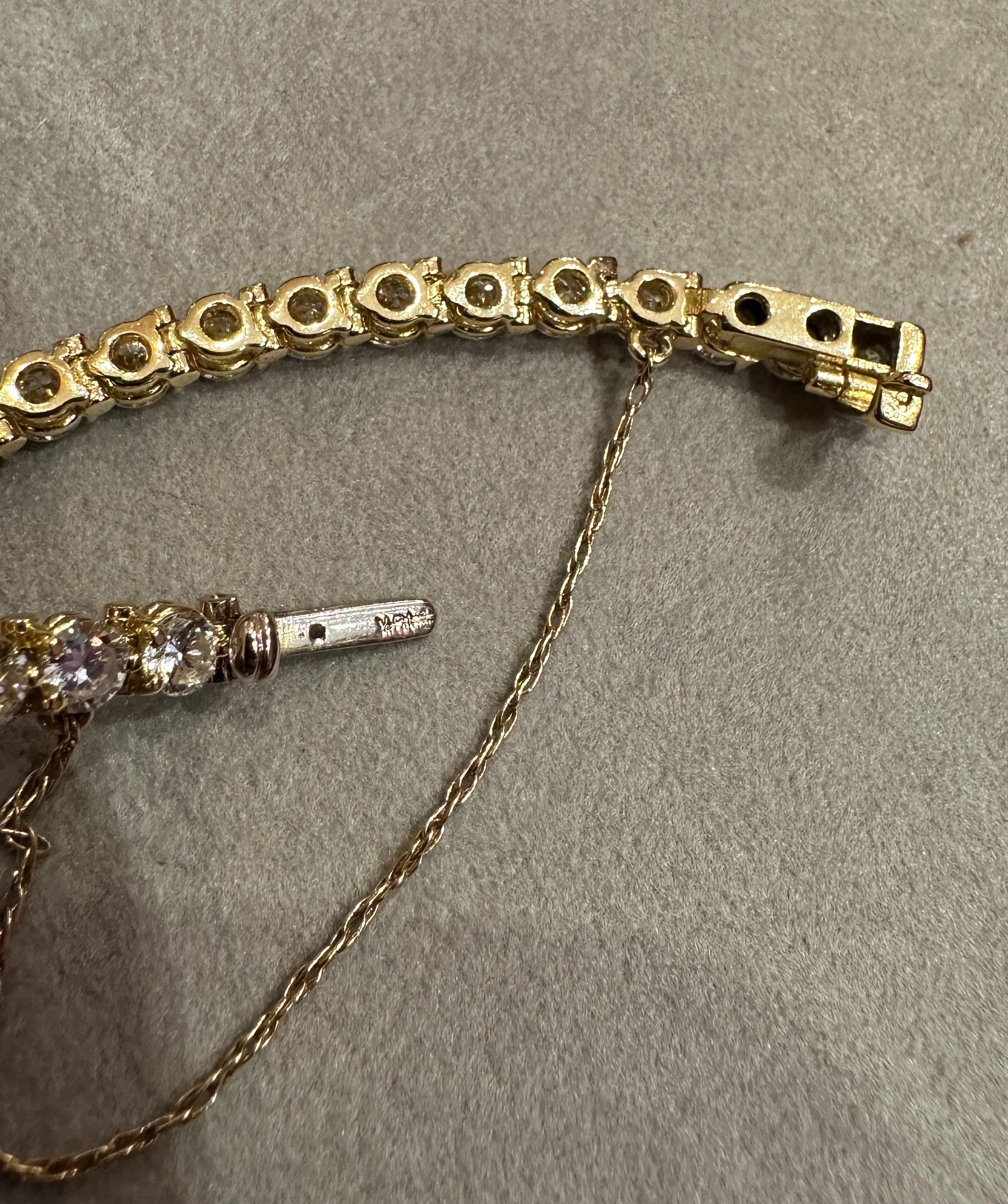 Bracelet tennis en or jaune 18 carats avec diamants ronds brillants de 9,00 carats au total en vente 3