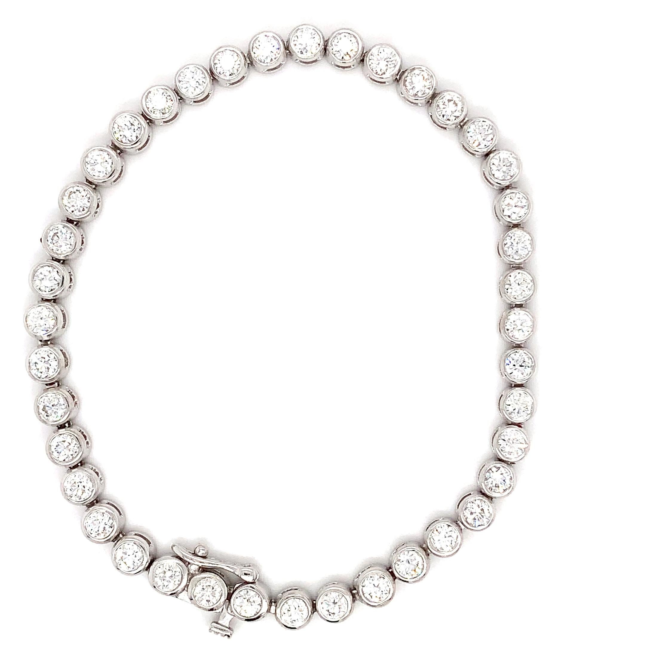 Round brilliant diamond tennis bracelet bezel rubover 18k white gold For Sale 5