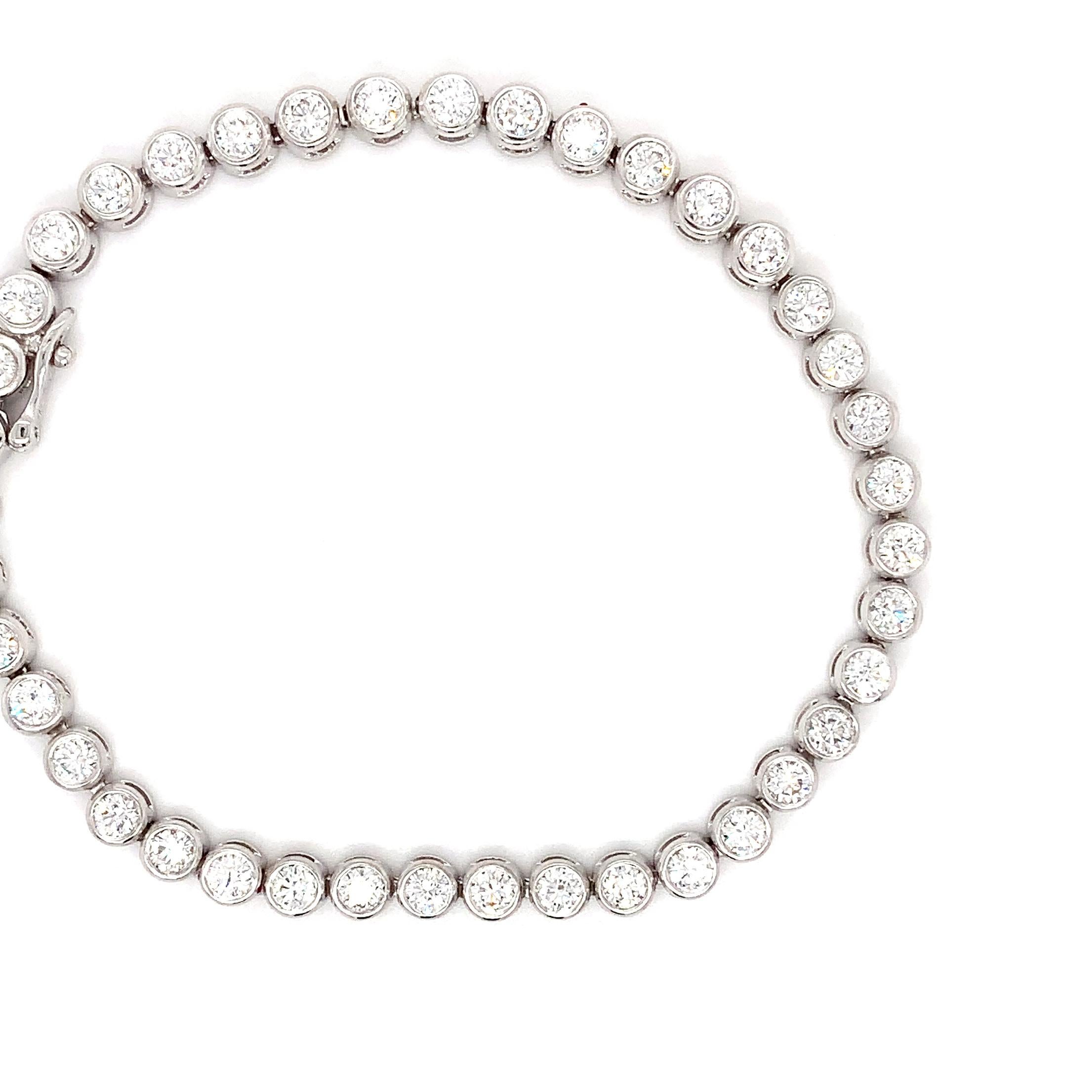 Round brilliant diamond tennis bracelet bezel rubover 18k white gold For Sale 6