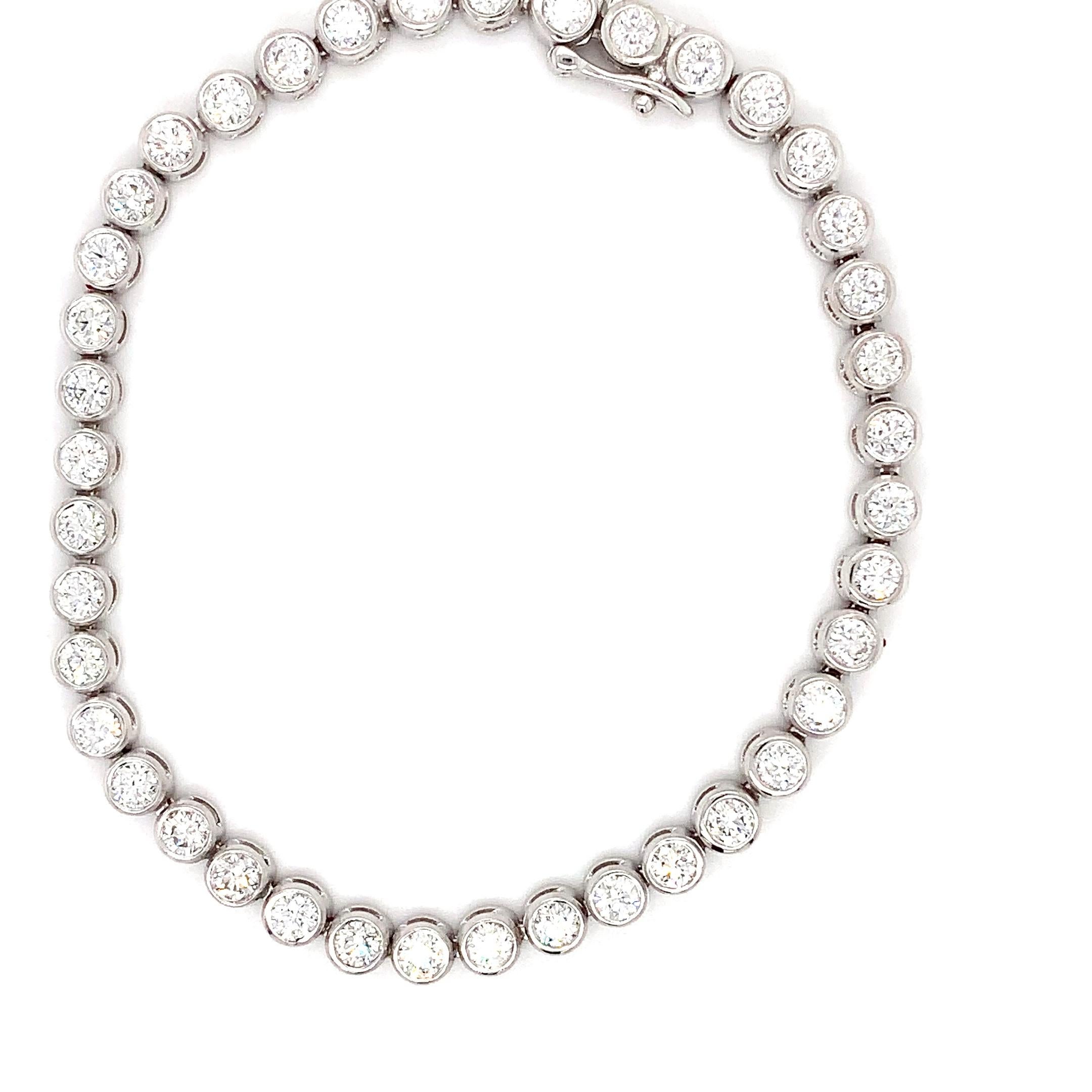 Round brilliant diamond tennis bracelet bezel rubover 18k white gold For Sale 7
