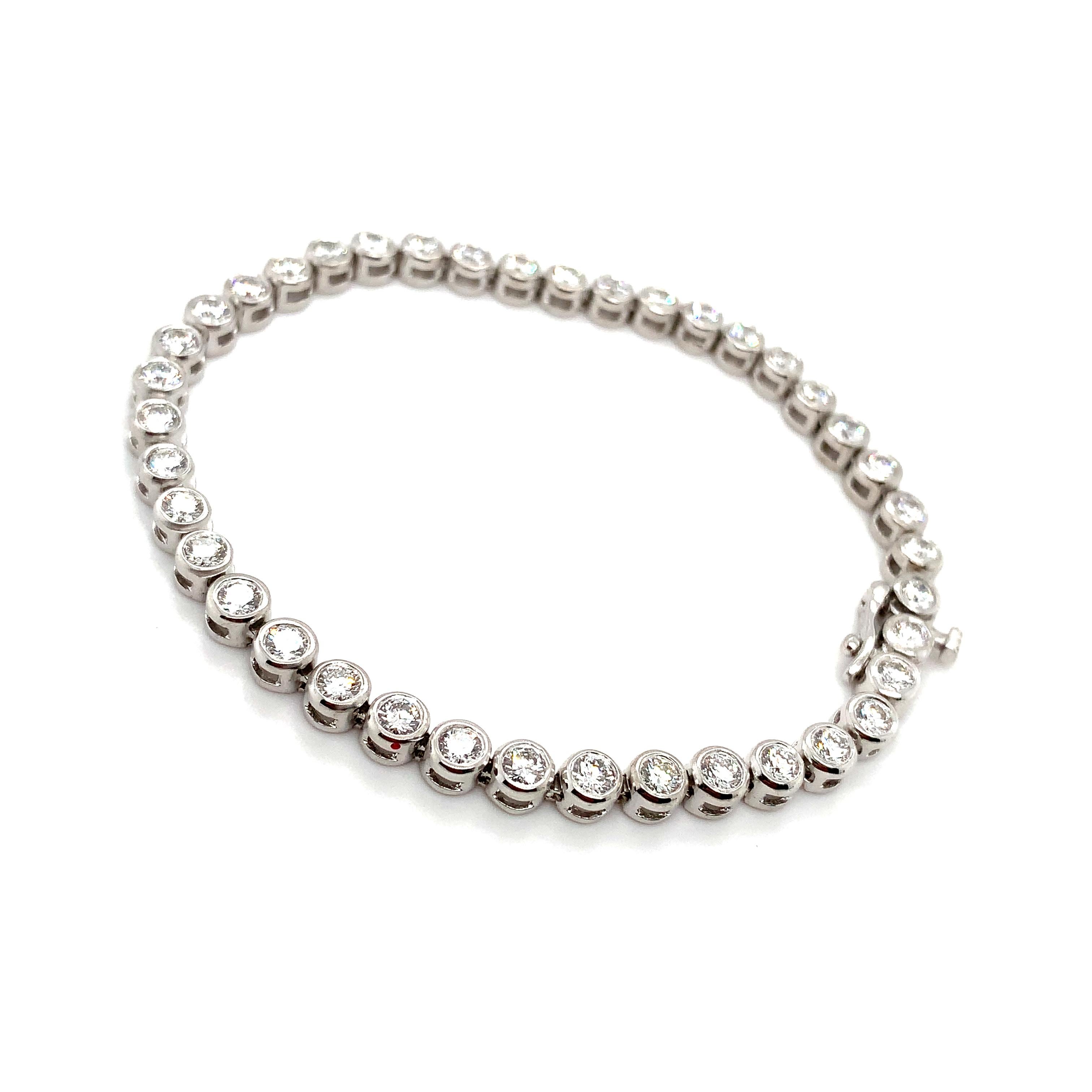 Round brilliant diamond tennis bracelet bezel rubover 18k white gold In New Condition For Sale In London, GB