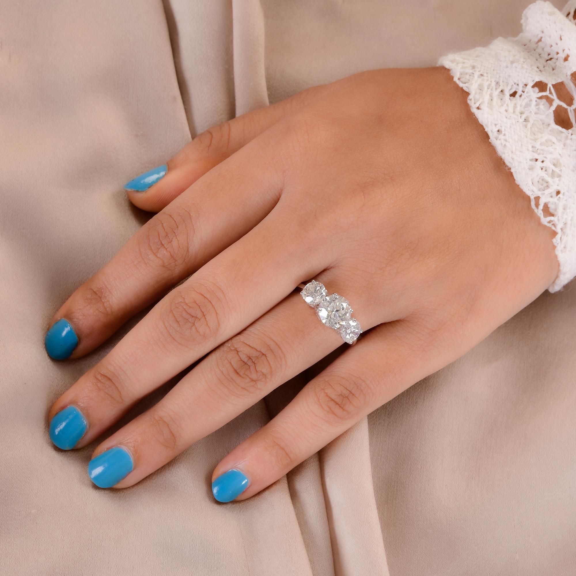 En venta: Anillo de compromiso de tres piedras con diamante brillante redondo Oro blanco de 18k Joyería fina  2