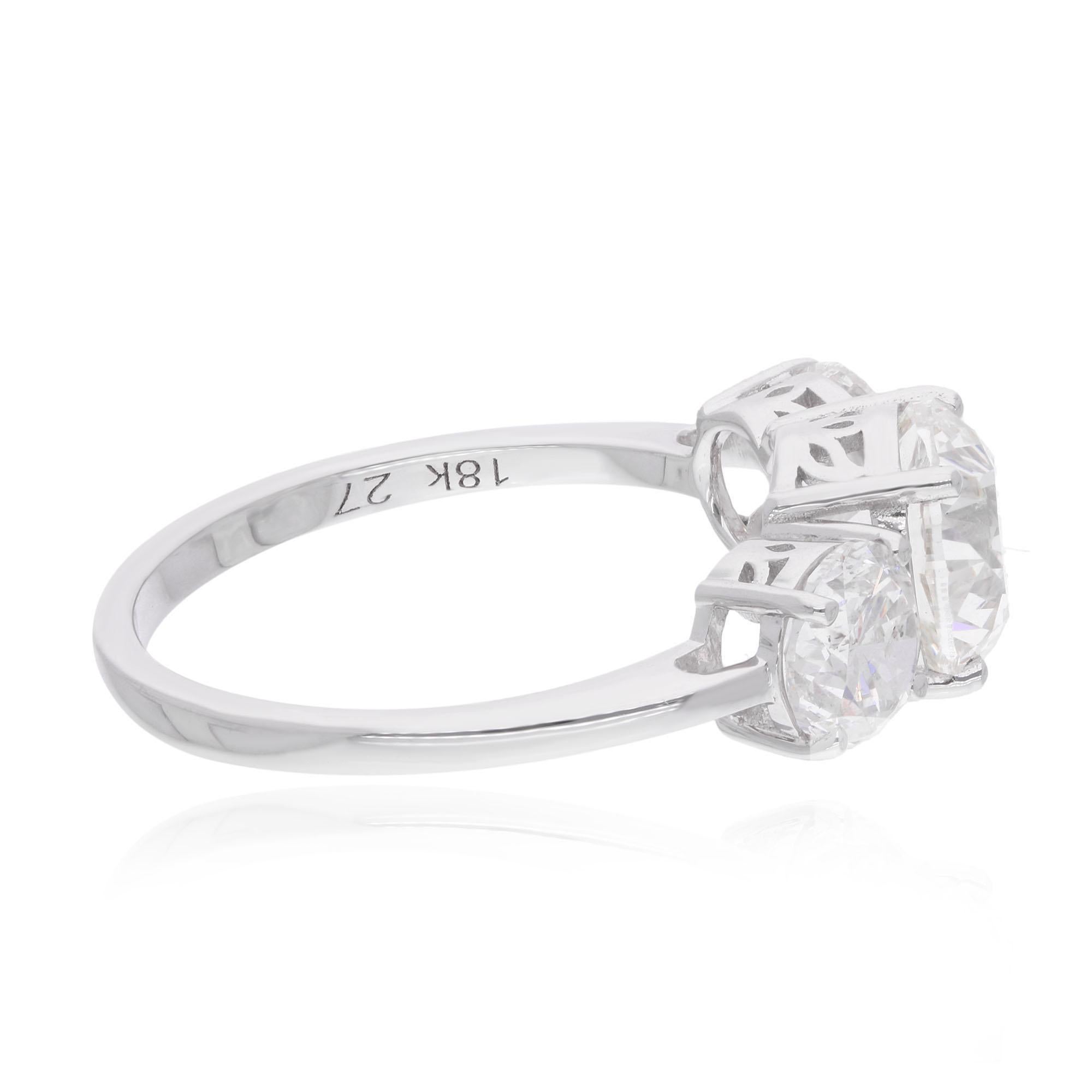 En venta: Anillo de compromiso de tres piedras con diamante brillante redondo Oro blanco de 18k Joyería fina  6