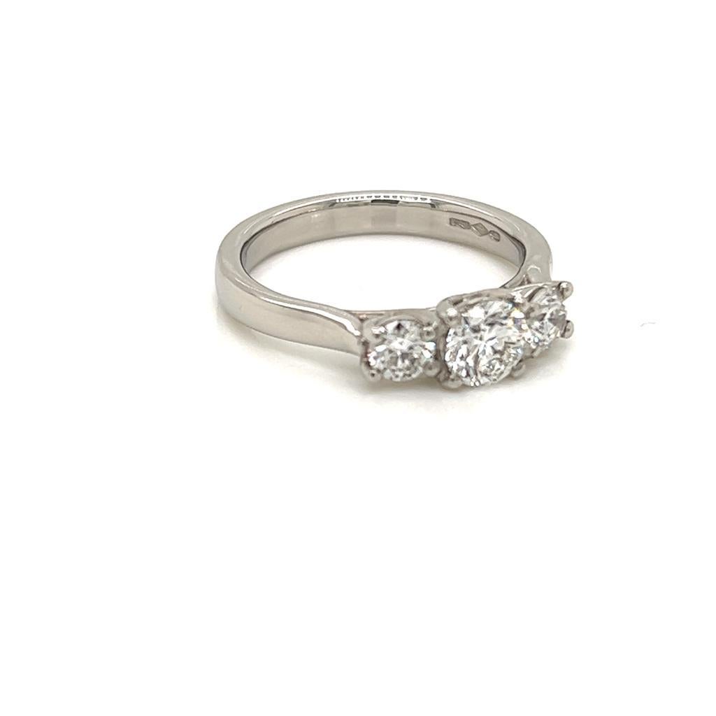 Anello in platino a tre pietre con diamante tondo brillante

Questo affascinante anello presenta tre diamanti tondi brillanti incastonati in una montatura a griffe su una fascia di platino. 
Il diamante centrale pesa 0,5 carati ed è di colore F e