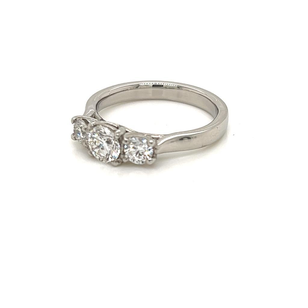 Contemporaneo Anello in platino a tre pietre con diamante tondo brillante in vendita