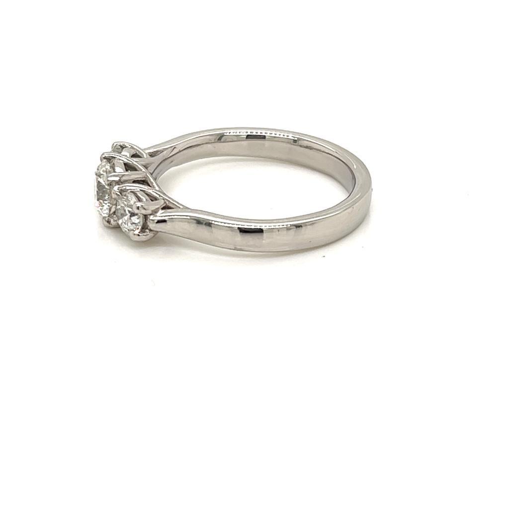 Taglio rotondo Anello in platino a tre pietre con diamante tondo brillante in vendita