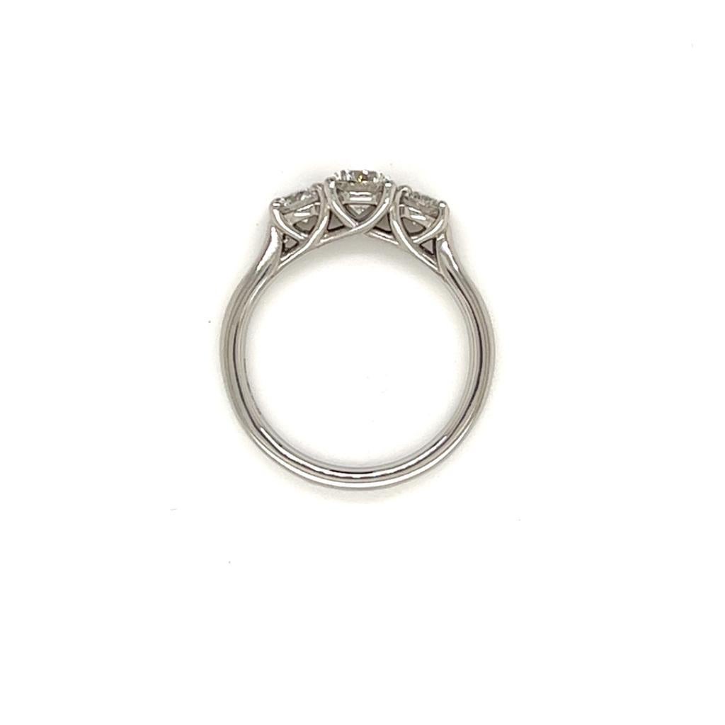 Anello in platino a tre pietre con diamante tondo brillante In condizioni Nuovo in vendita a London, GB