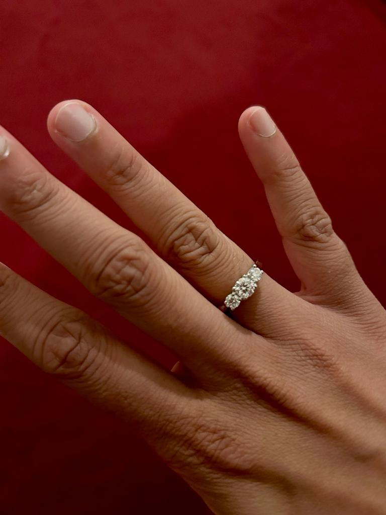 Donna Anello in platino a tre pietre con diamante tondo brillante in vendita