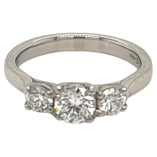 Bague en platine à trois pierres avec diamants ronds et brillants