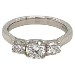 Runder Brillant-Diamant-Dreistein-Ring aus Platin
