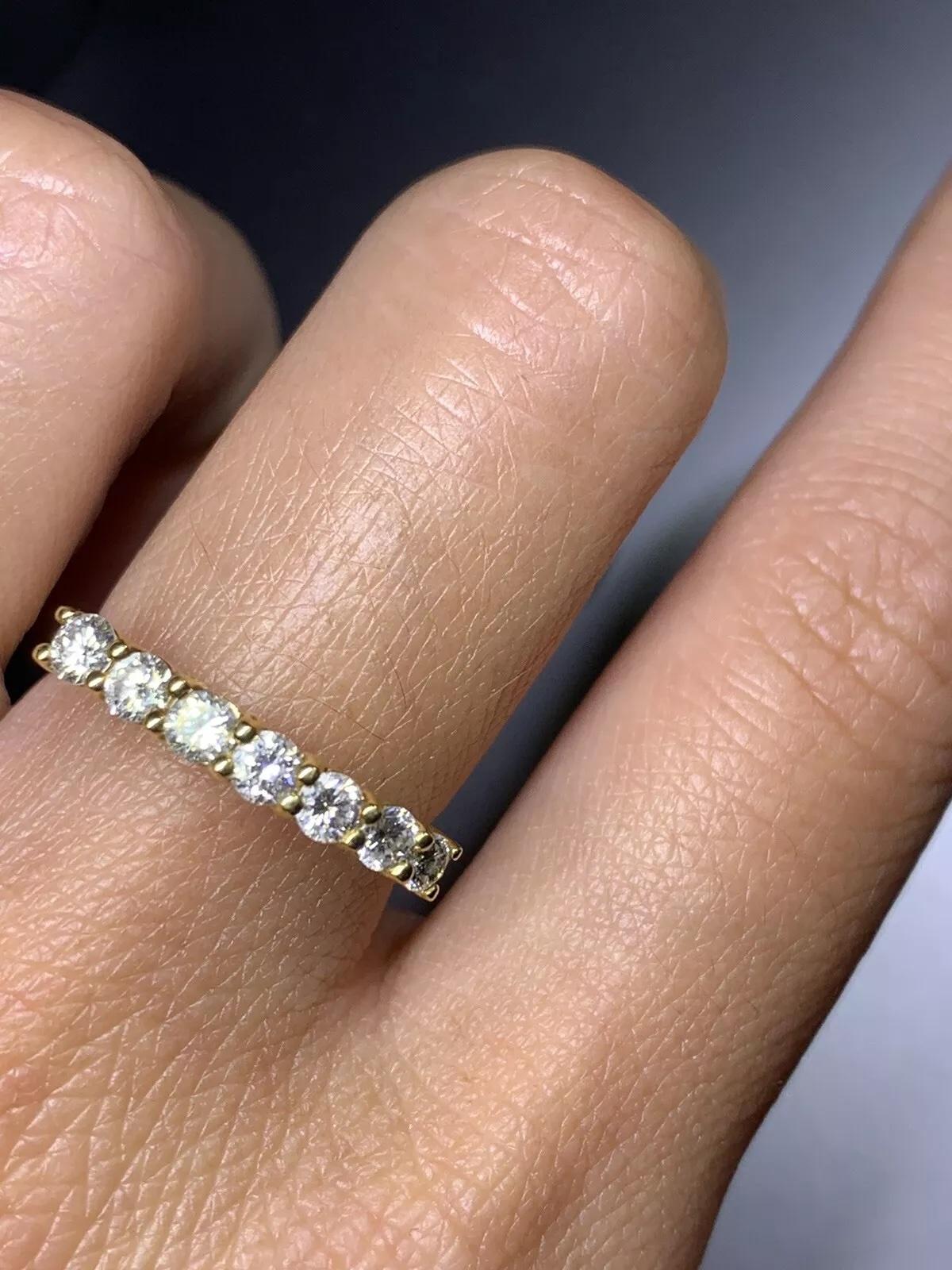 Round brilliant diamond total weight 0.88ct engagement or wedding ring in 18k yellow gold.

Diamonds 0.88ct total weight F colour VS1 clarity

Hallmarked

7 diamonds in total

The ring can be resized

Box and valuation included.


Introducing an
