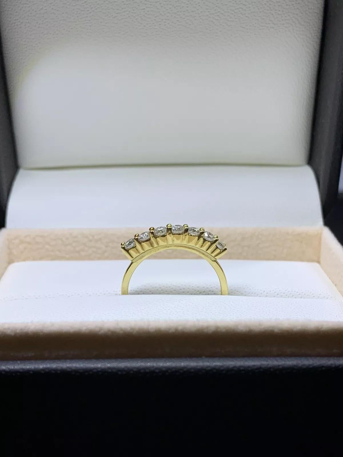 Round Cut Round brilliant diamond total weight 0.88ct engagement or wedding ring in 18k ye For Sale